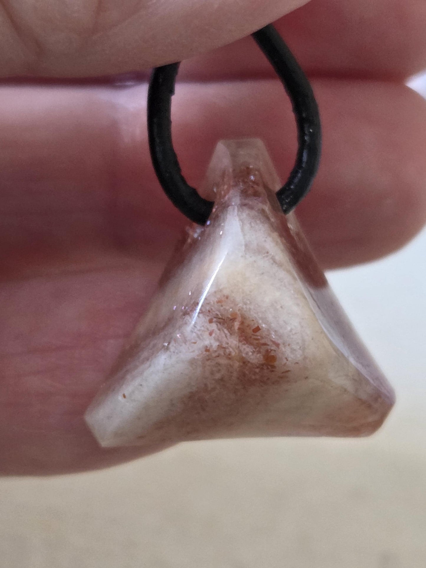 Glitzernder Sonnenstein Sonne Mond Stein Anhänger, 21 x 23 x 11 mm, gebohrt, an verstellbarem Lederband