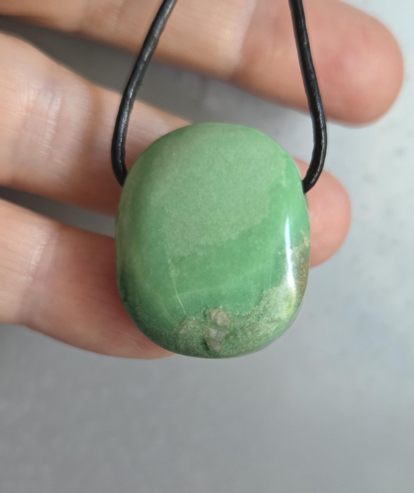 Seltener Variscit, Variscite, Variszit Anhänger, 29 x 23 x 9 mm, gebohrt, an verstellbarem Lederband