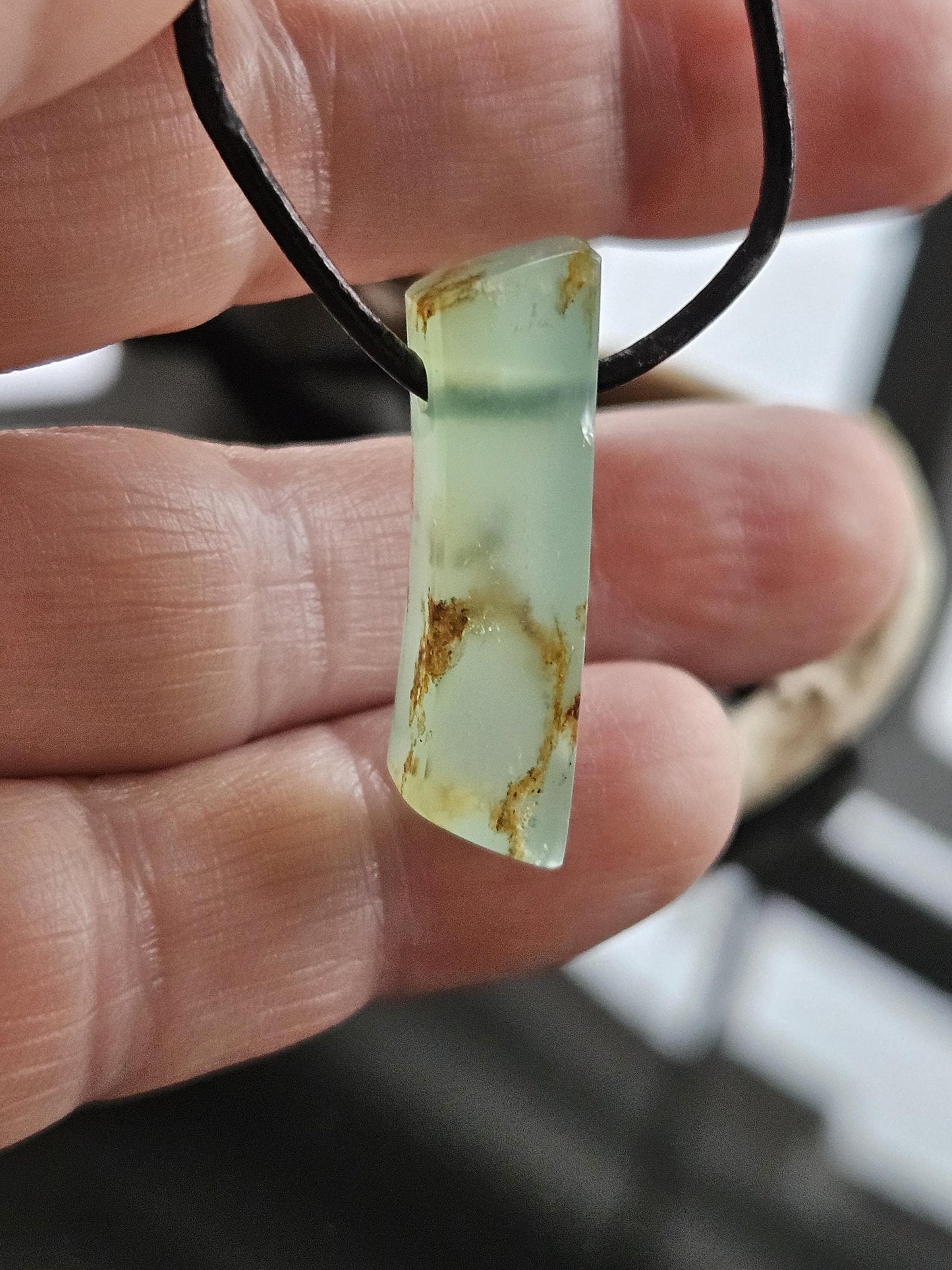 Chrysopras Kristall durchscheinend Stäbchen Anhänger, 30 x 8 x 8 mm, gebohrt, an verstellbarem Lederband