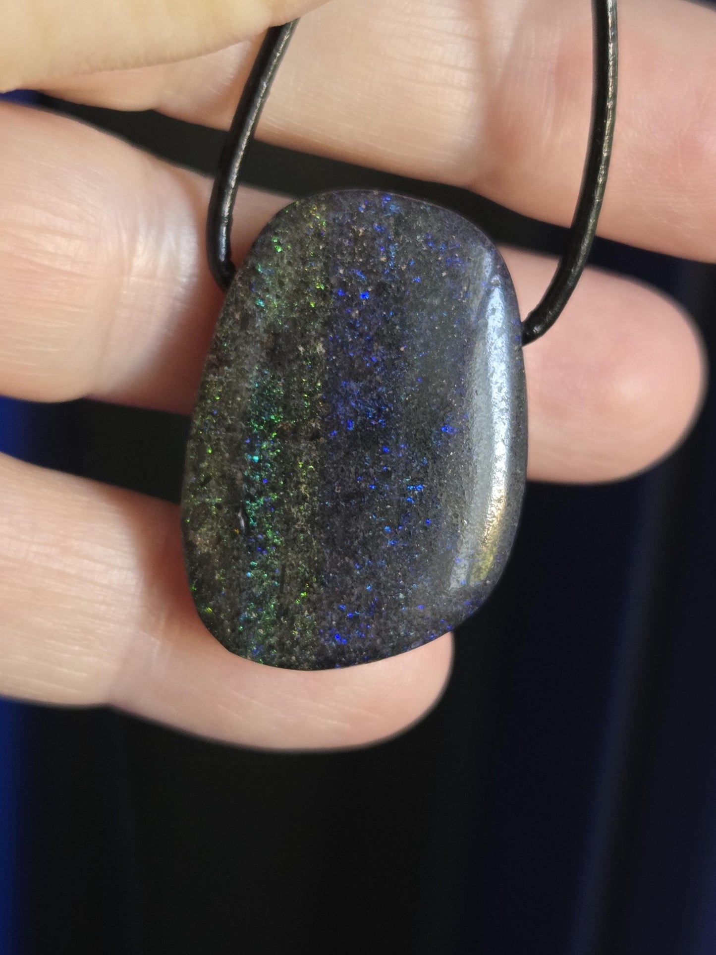 Grosser, prächtiger Andamooka Boulder Opal Anhänger, Andamooka Schwarz Opal, 32 x 23 x 8 mm, gebohrt, an verstellbarem Lederband