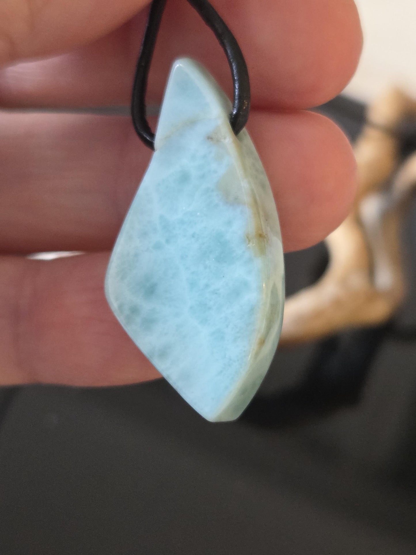 Hübscher Larimar, Stein aus Atlantis, Anhänger, 38 x 18 x 8 mm, gebohrt, Larimar Anhänger, Larimar am Lederband 7,97 g, 39,85 ct.