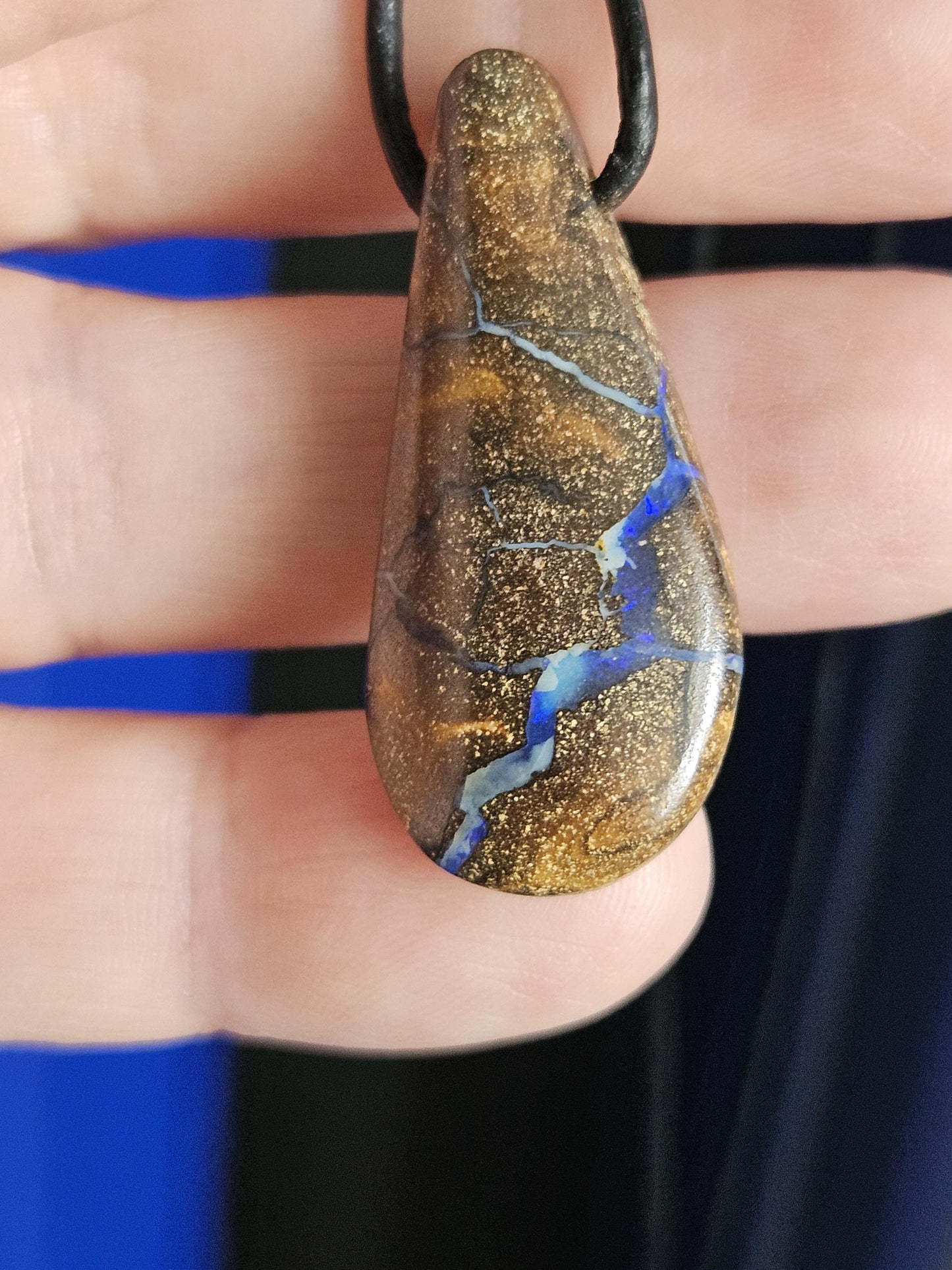 Boulder Opal Boulderopal Anhänger "Fluss des Lebens", 35 x 18 x 8 mm, gebohrt, an verstellbarem Lederband