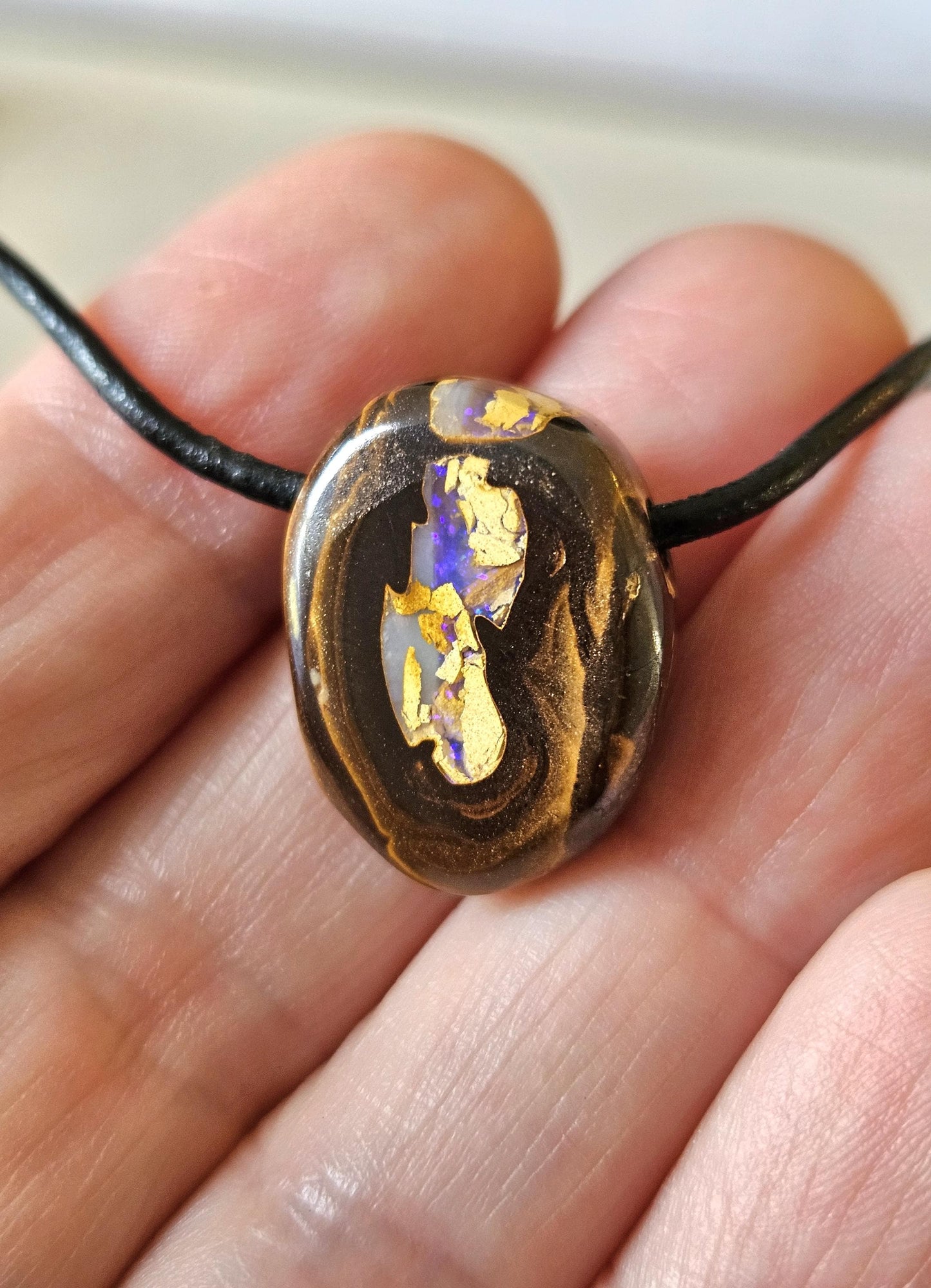 Zauberhafter Boulder Opal, Boulderopal Anhänger, "Lila Schatzkammer", 21 x 15 x 8 mm, gebohrt, an verstellbarem Lederband