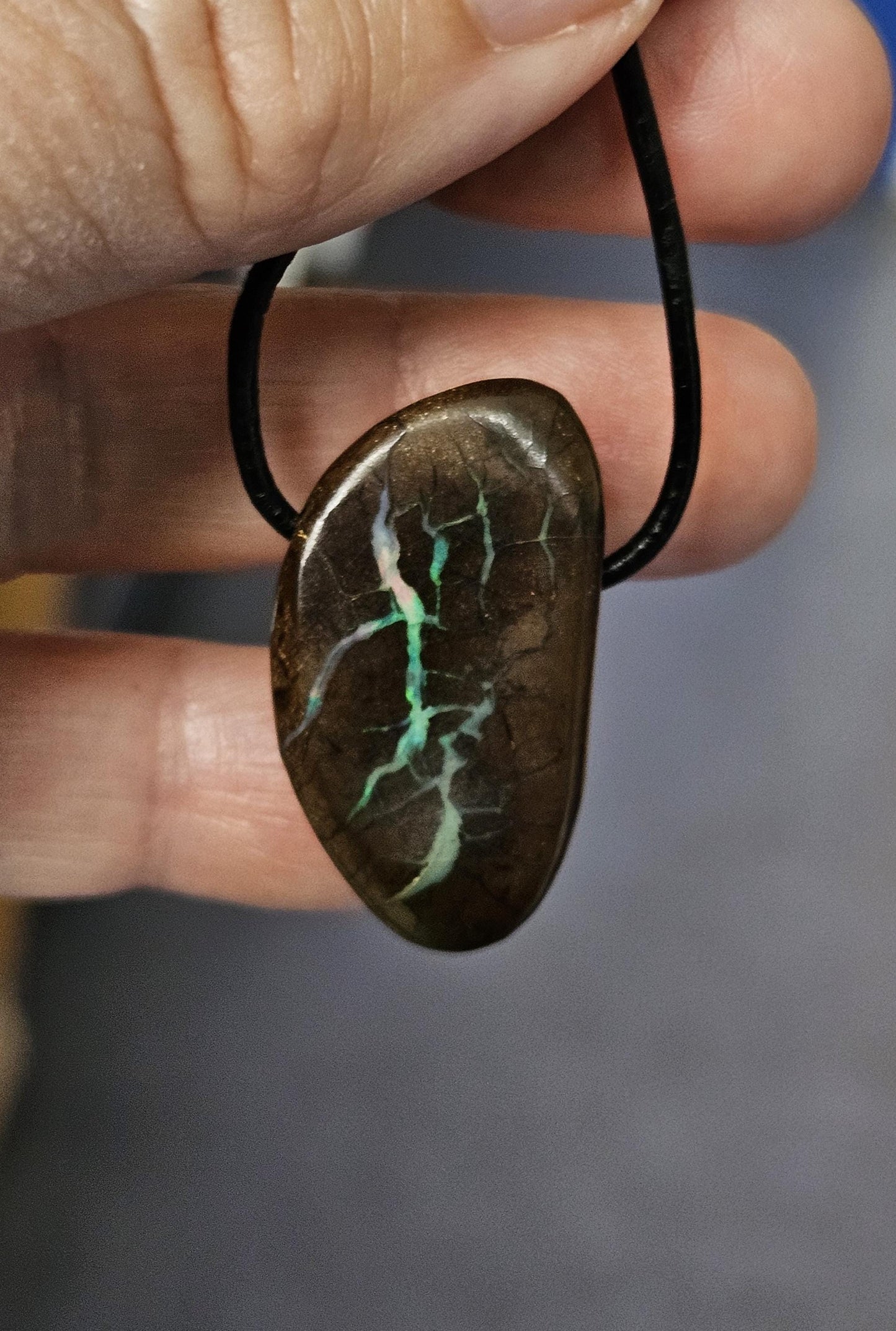 Schön gezeichneter Boulder Opal Boulderopal Anhänger, "Midori", 31 x 18 x 8 mm, gebohrt, an verstellbarem Lederband