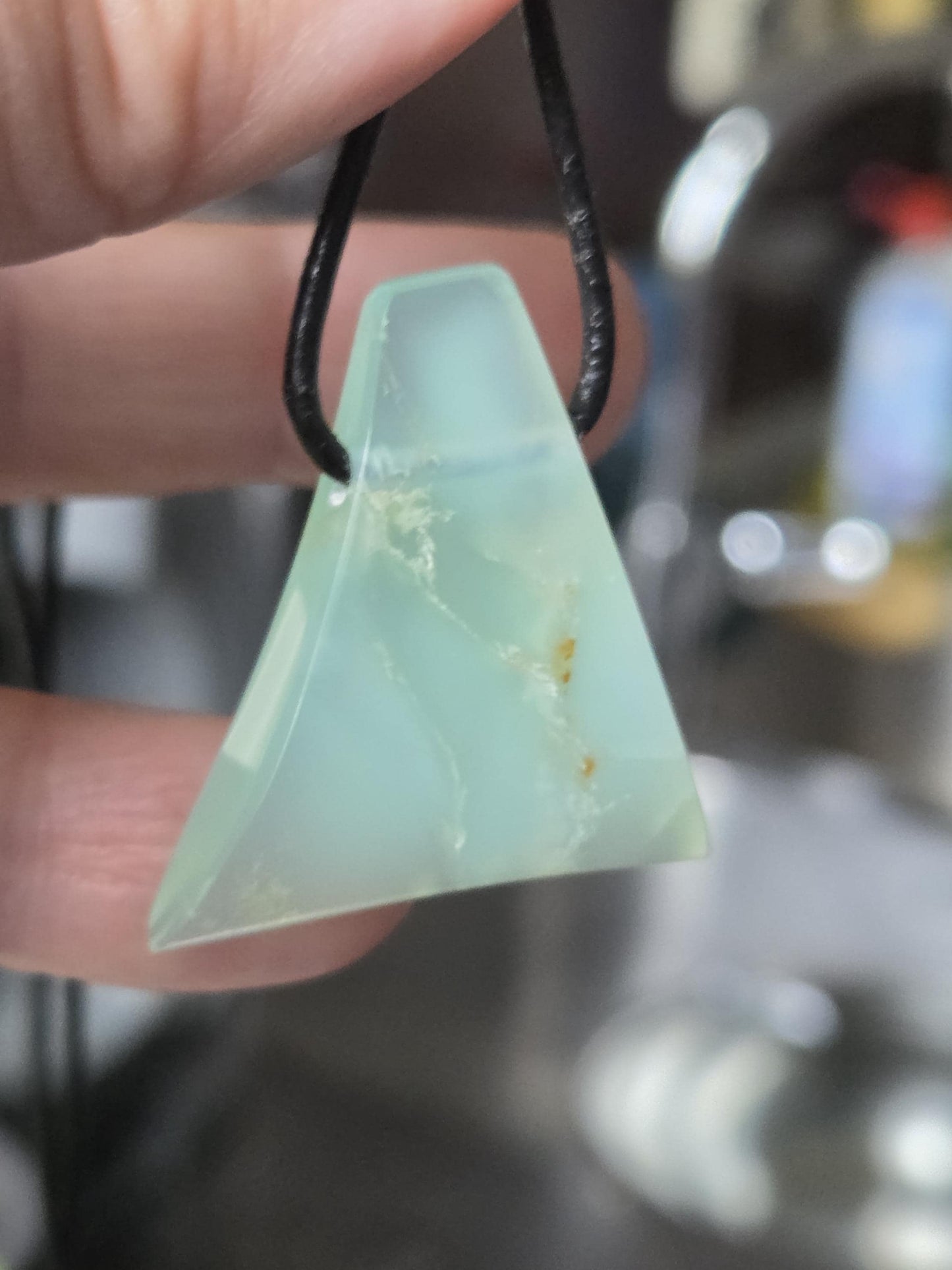 Extravaganter Chrysopras Anhänger, 33 x 27 x 9 mm, gebohrt, an verstellbarem Lederband, von uns fein mit Liebe geschliffen.