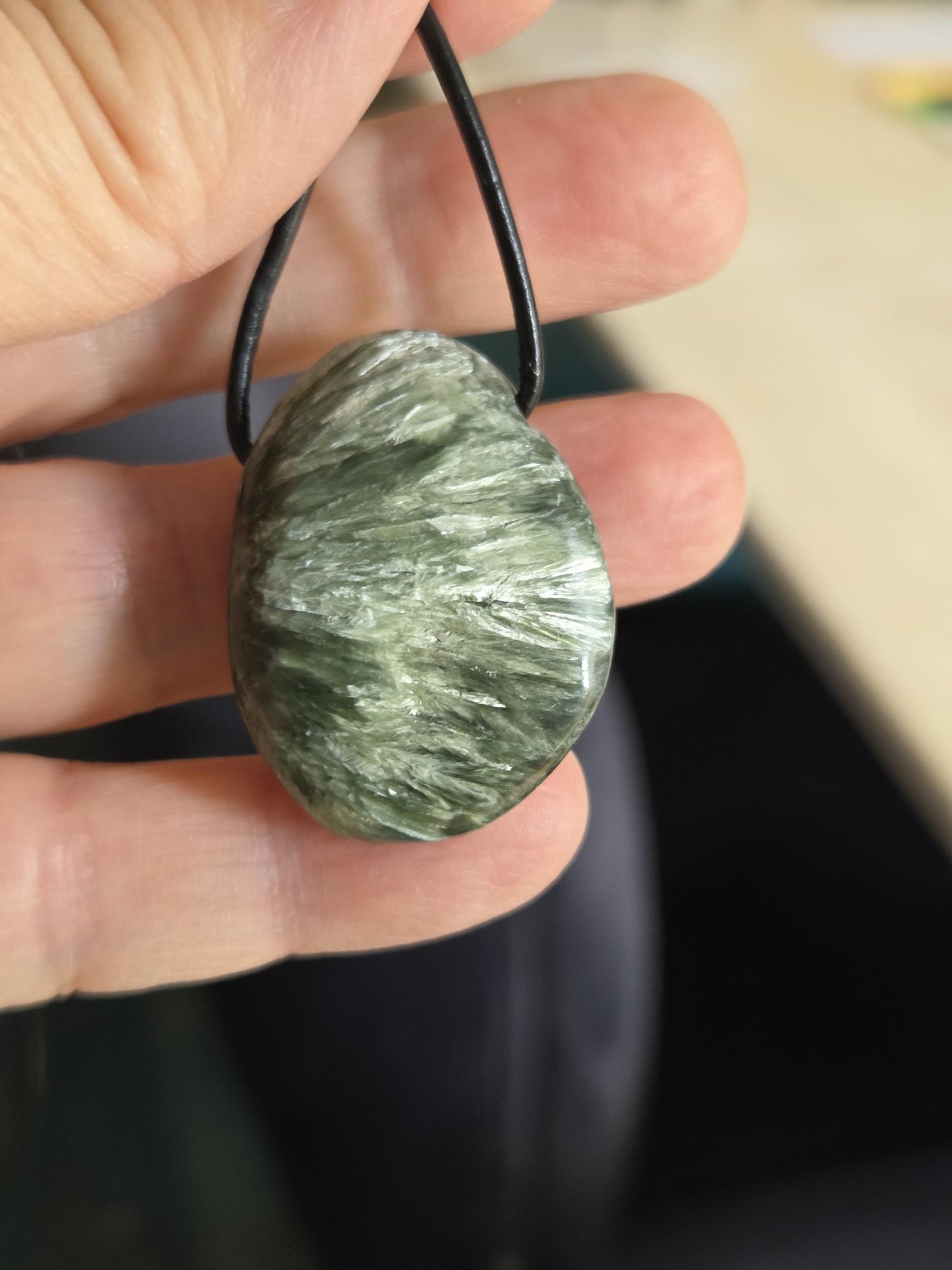 Zauberhafter Seraphinit, Seraphinite, Serafinit, Stein der Engel, Engelsstein Anhänger, 35 x 25 x 11mm, gebohrt, an verstellbarem Lederband