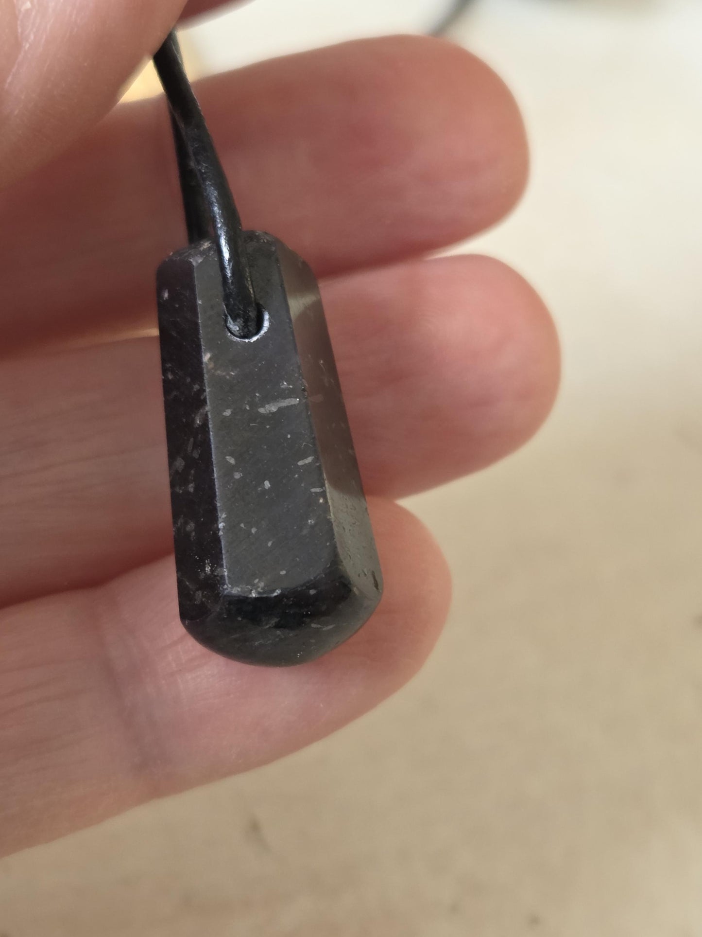 Stern Saphir Stäbchen Sternsaphir Rohstein Anhänger 26 x 14 x 14 mm, gebohrt, an verstellbarem Lederband