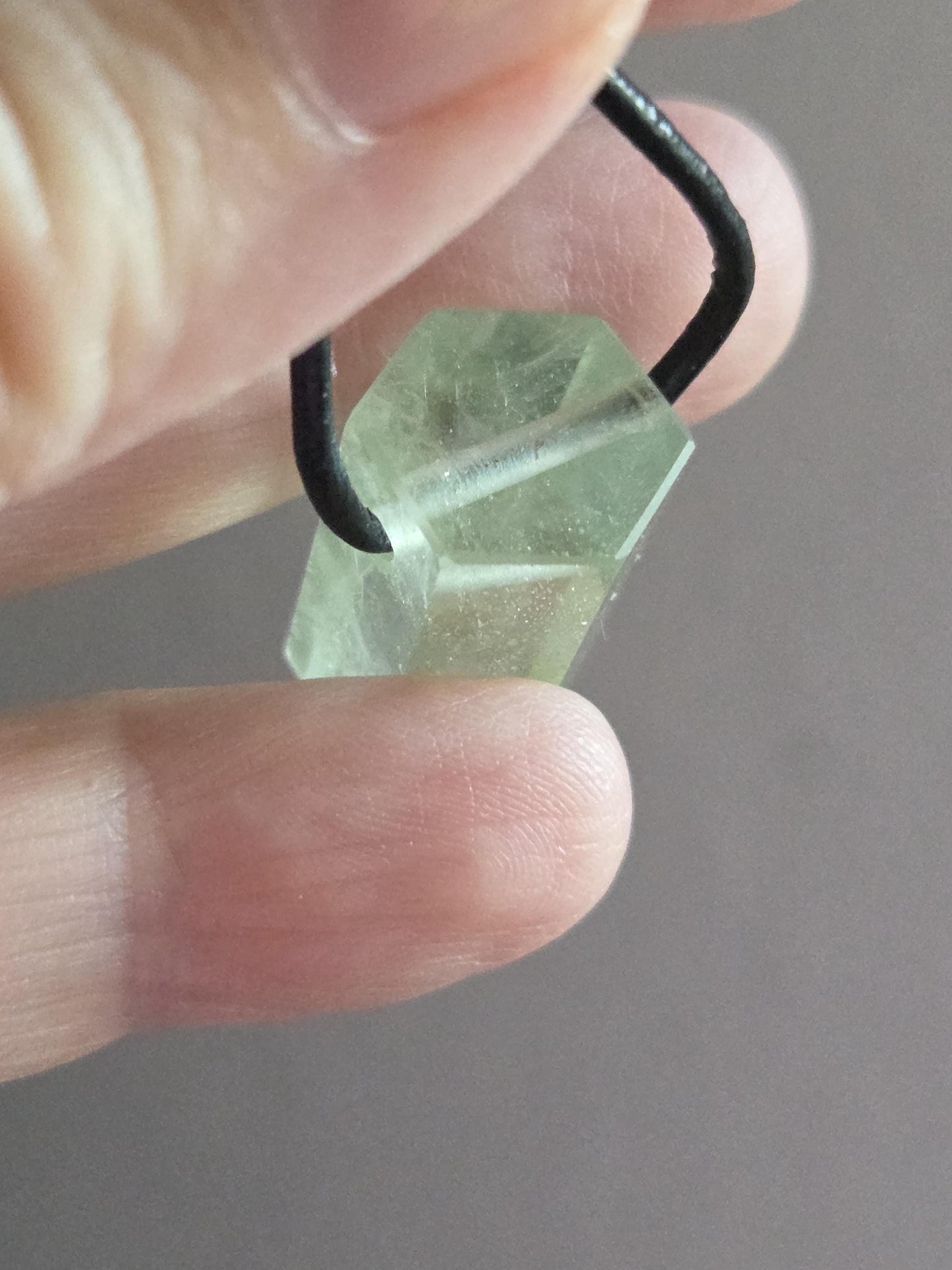 Kraftvoller Heliodor gelb grüner Beryll Goldberyll grün Kristall Stäbchen, Anhänger, 24 x 14 x 15 mm, gebohrt, an verstellbarem Lederband