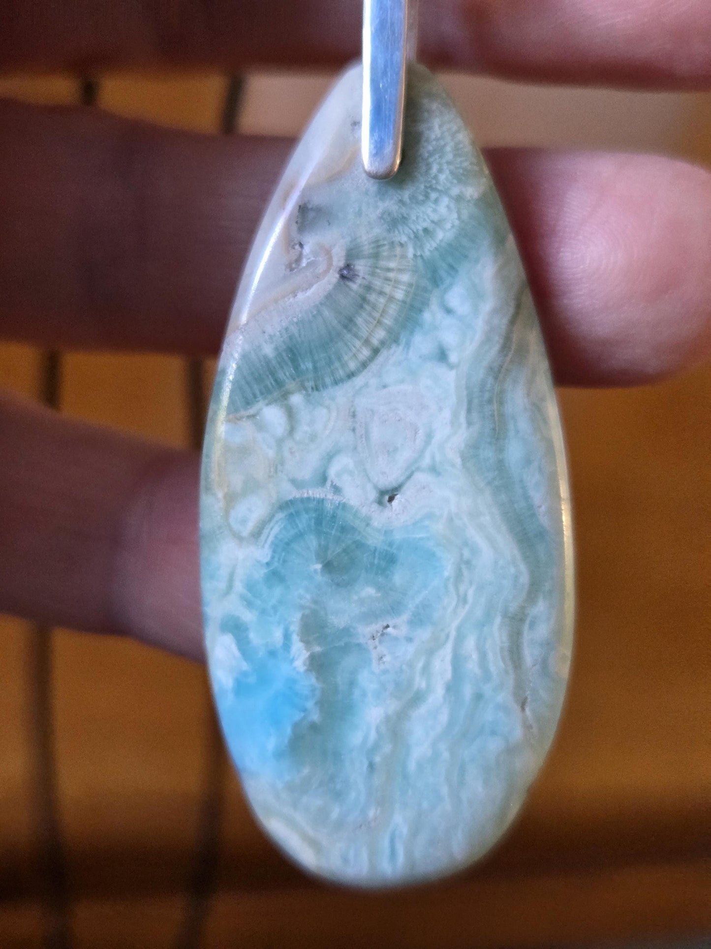 Traumhafter Aragonit blau Anhänger, an 925erSilberÖse, an verstellbarem Lederband