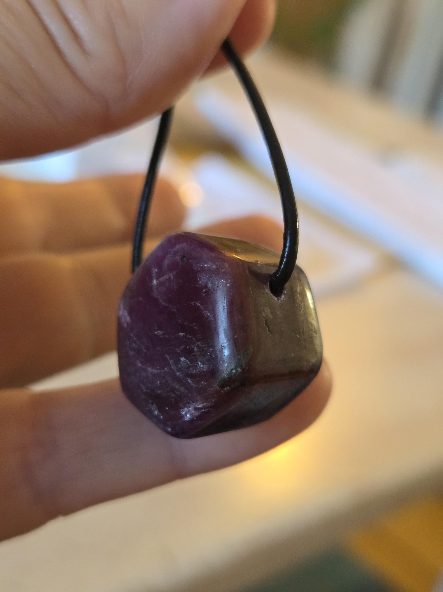 Rubin Kristall Anhänger, Ruby pedants , 23 x 20 x 17 mm, gebohrt, an verstellbarem Lederband