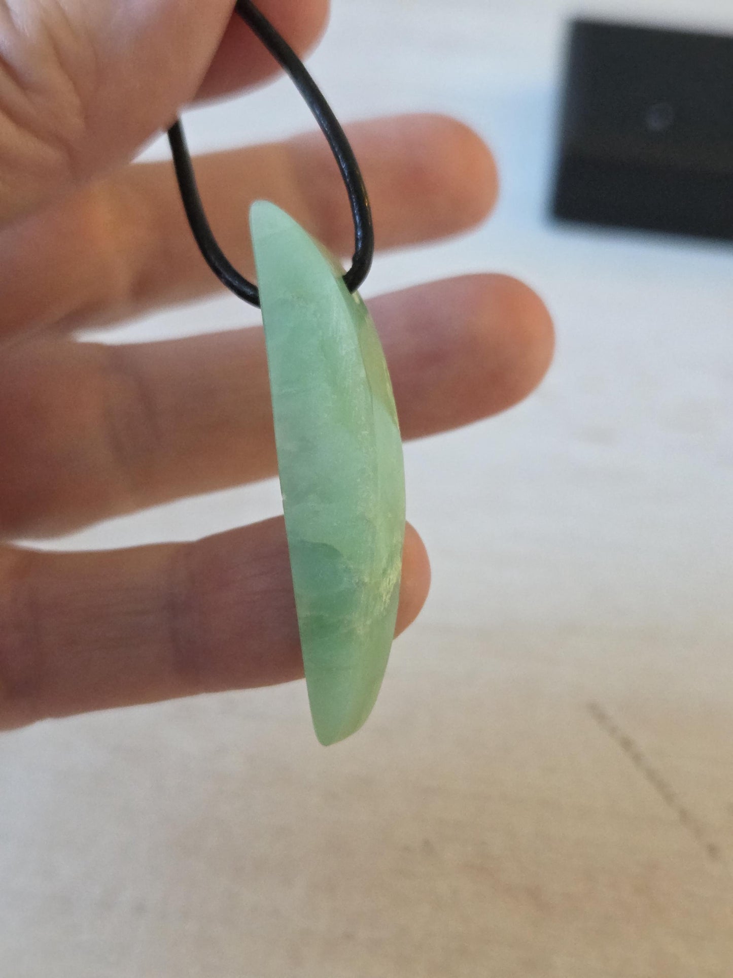 Frühlingsfrischer Chrysopras Anhänger 45 x 9 x 9 mm, gebohrt, an verstellbarem Lederband