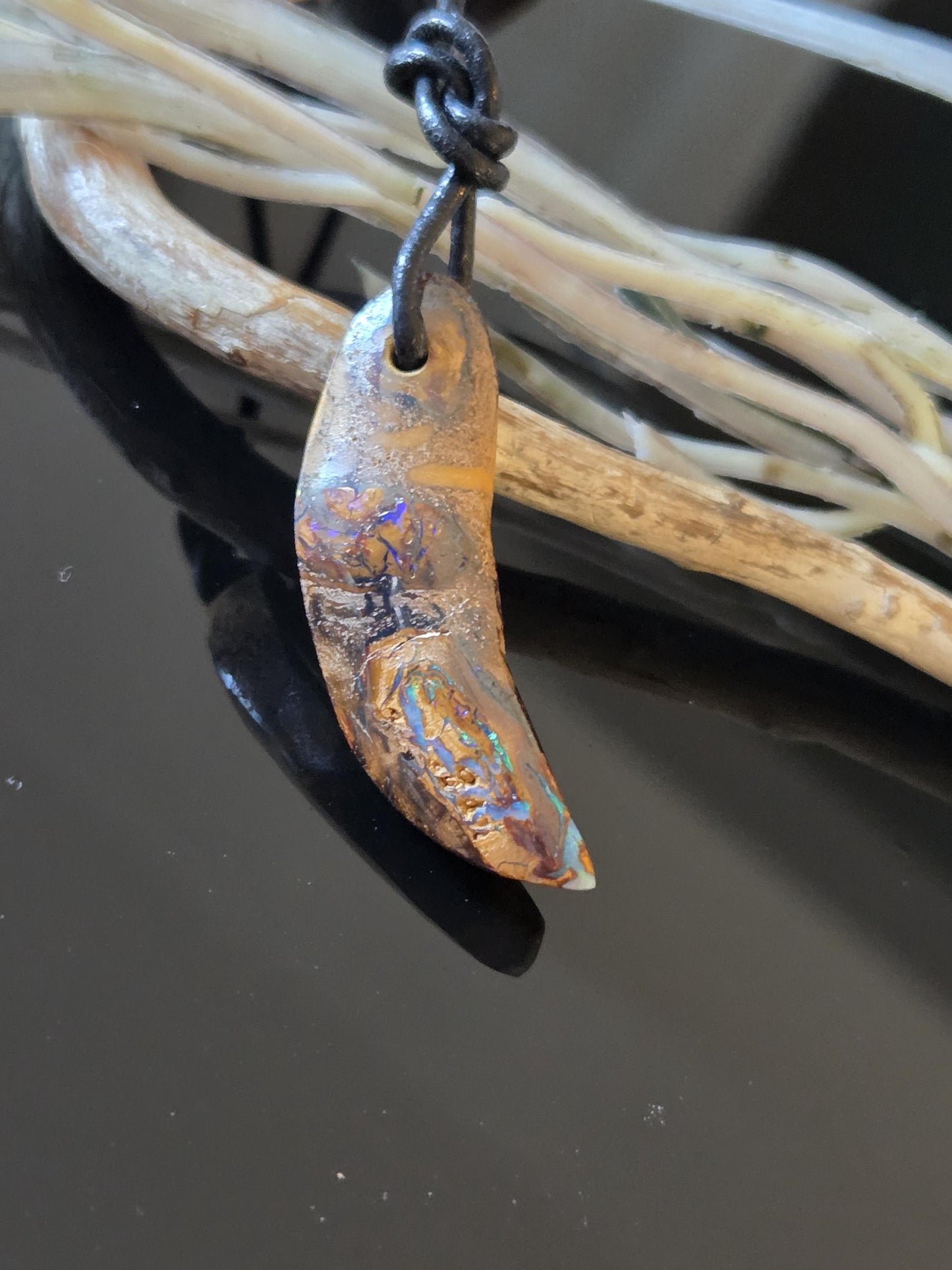 Boulder Opal, Boulderopal Anhänger, "Australien Croissant", 39 x 12 x 8 mm, gebohrt, an verstellbarem Lederband