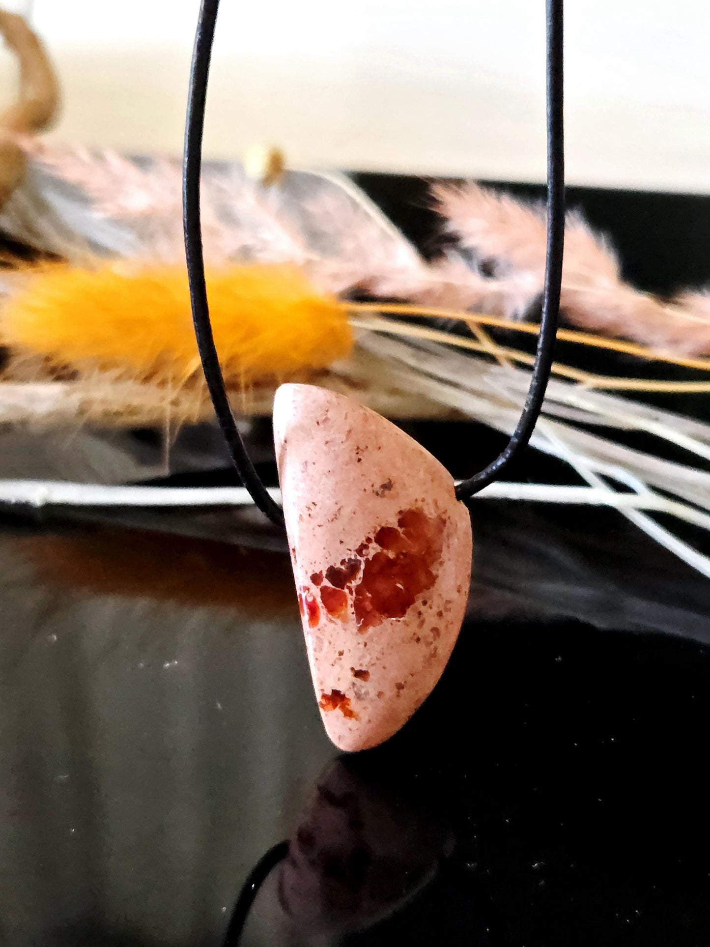 Hübscher mexikanischer Feueropal Anhänger, 37 x 20 x 9 mm, gebohrt, an verstellbarem Lederband