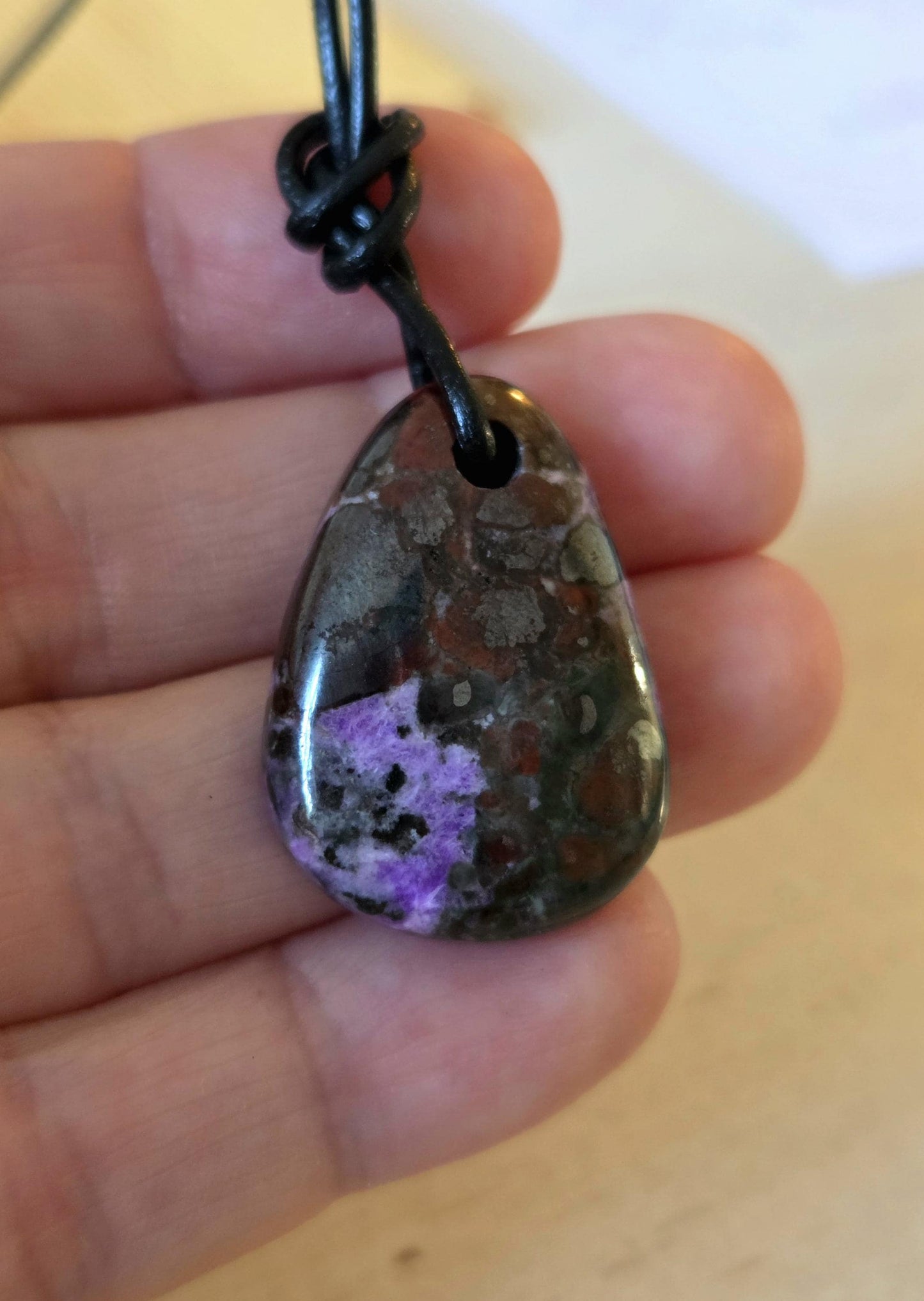 Außergewöhnlicher Sugilith Anhänger, 30 x 20 x 7 mm, gebohrt, an verstellbarem Lederband