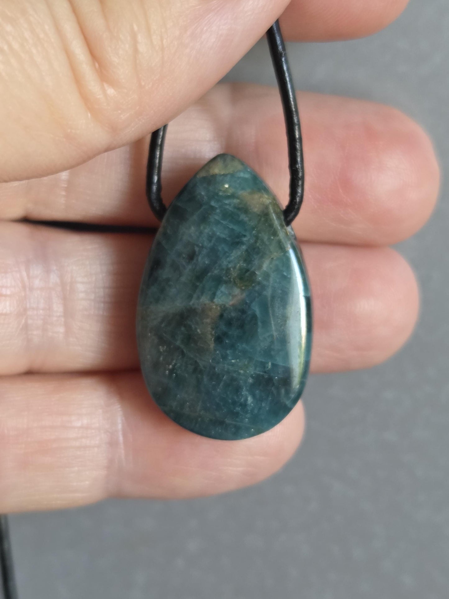 Apatit Anhänger, geschliffener Apatit Stein, 30 x 20 x 7 mm, gebohrt, an verstellbarem Lederband