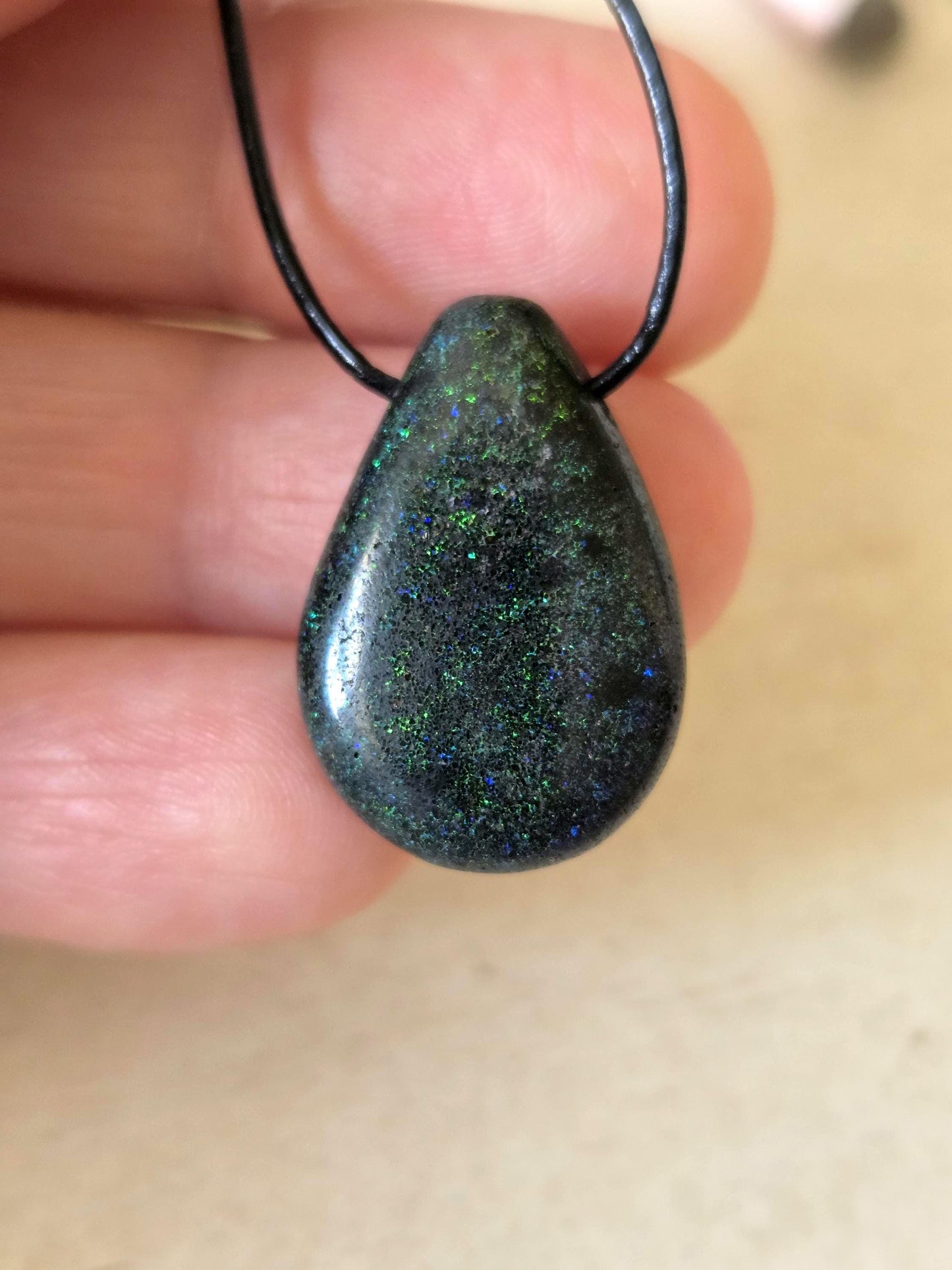 Kleiner Andamooka Boulder Opal Anhänger, Andamooka Schwarz Opal, 24 x 16 x 8 mm, gebohrt, an verstellbarem Lederband