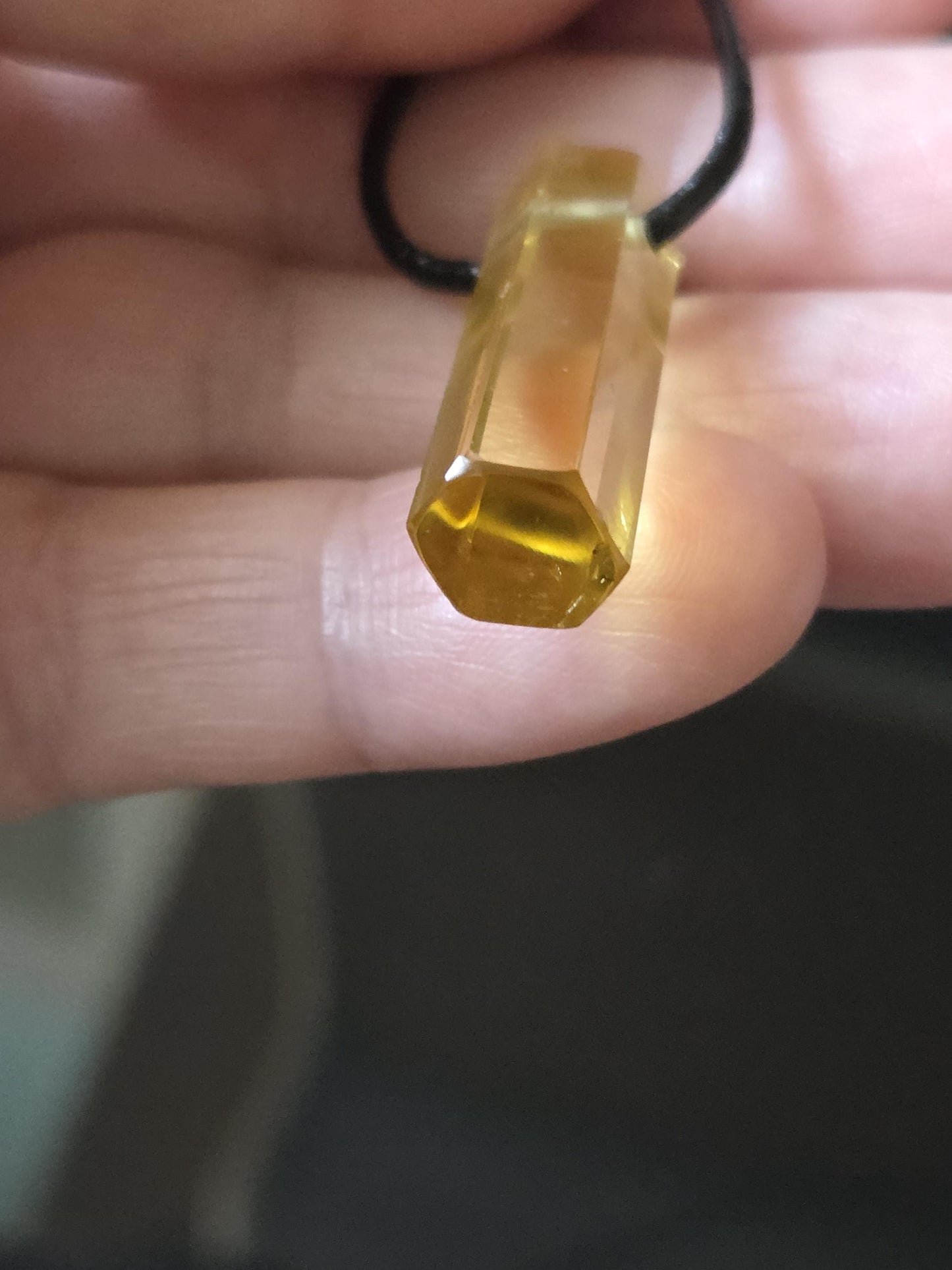 Seltener AAA Goldberyll Gold Beryll gelb Heliodor Kristall Stäbchen, Anhänger, 31 x 9 x 9 mm, gebohrt, an verstellbarem Lederband