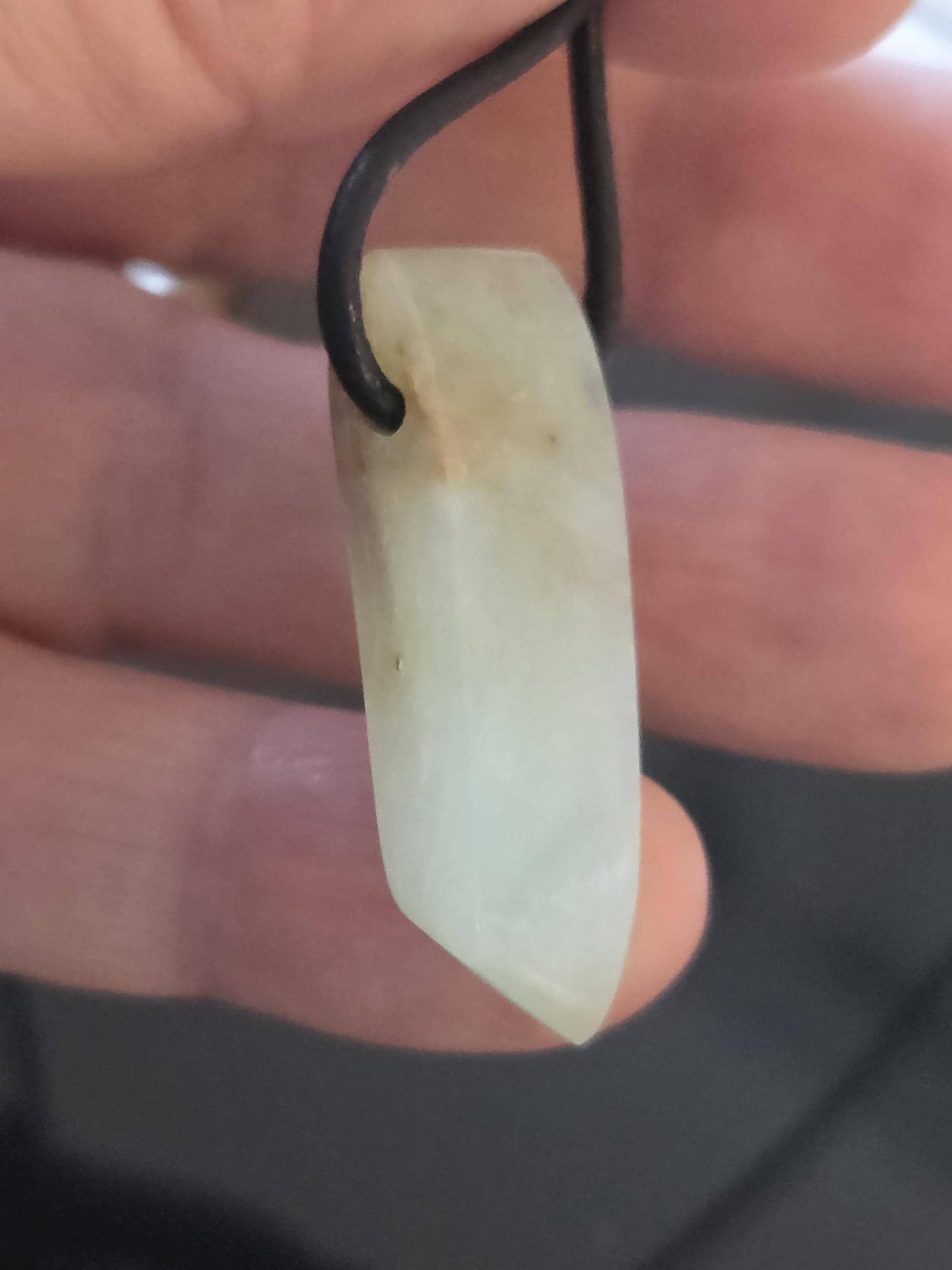 Andenopal weiß mit einem Touch ins hellblau, Pistazien grün, Anhänger 35 x 12 x 6 mm, gebohrt, an verstellbarem Lederband