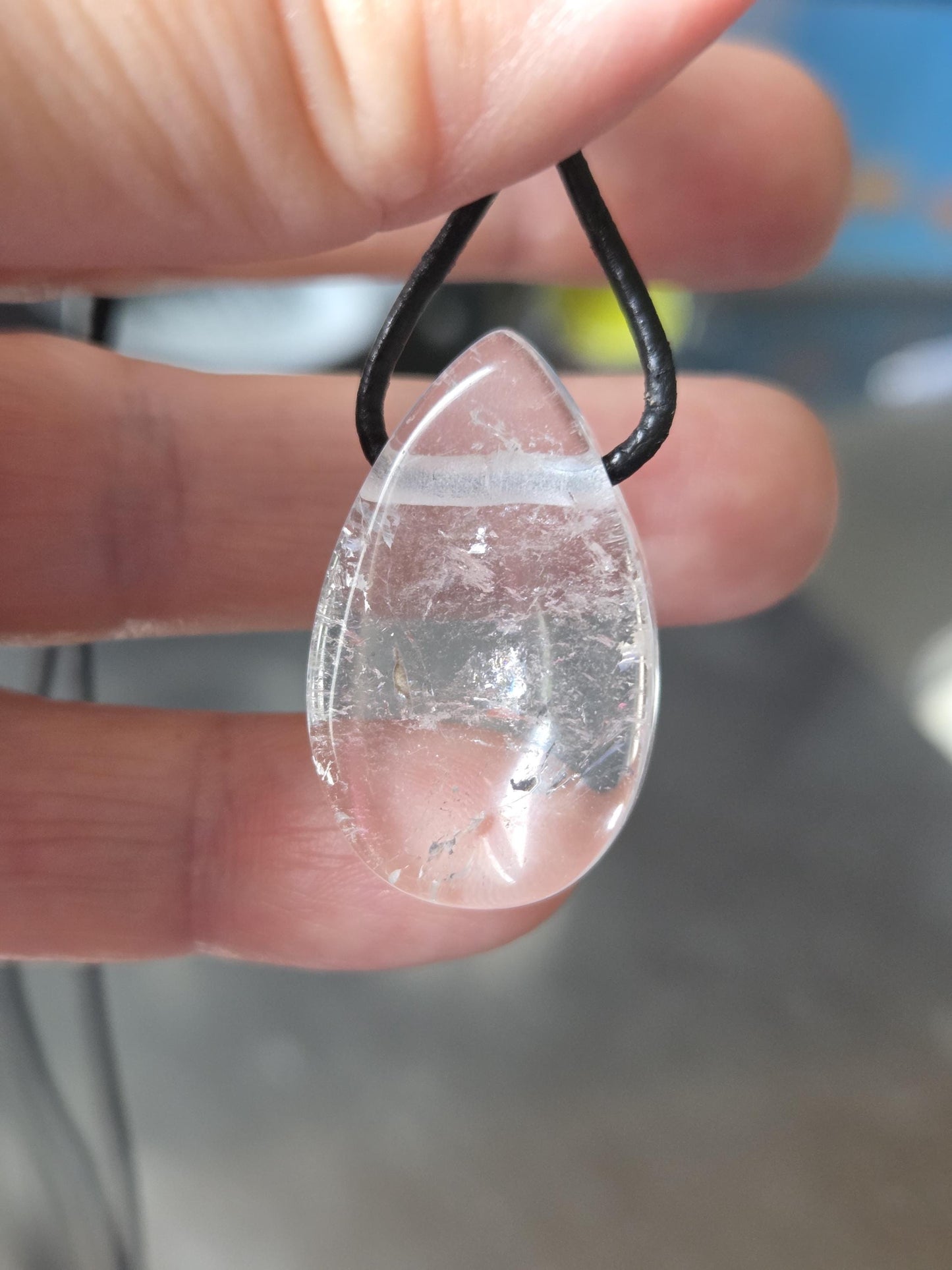 Bergkristall Anhänger Scheibe tropfenförmig , 32 x 19 x 7 mm, gebohrt, an verstellbarem Lederband