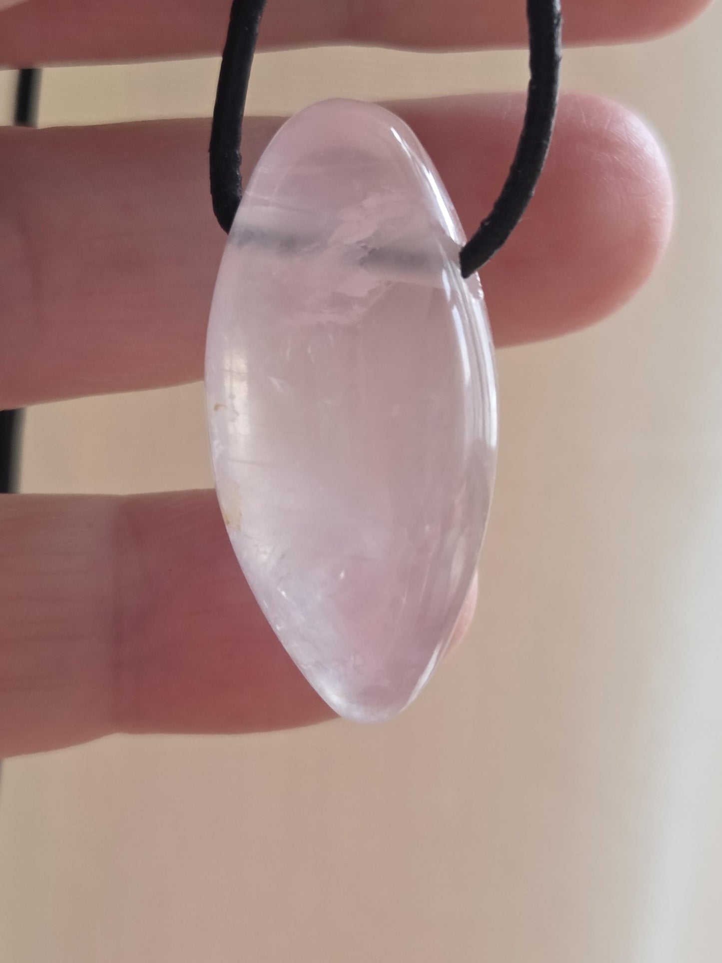 Hübscher Rosenquarz Anhänger 35 x 17 x 17 mm, gebohrt, an verstellbarem Lederband