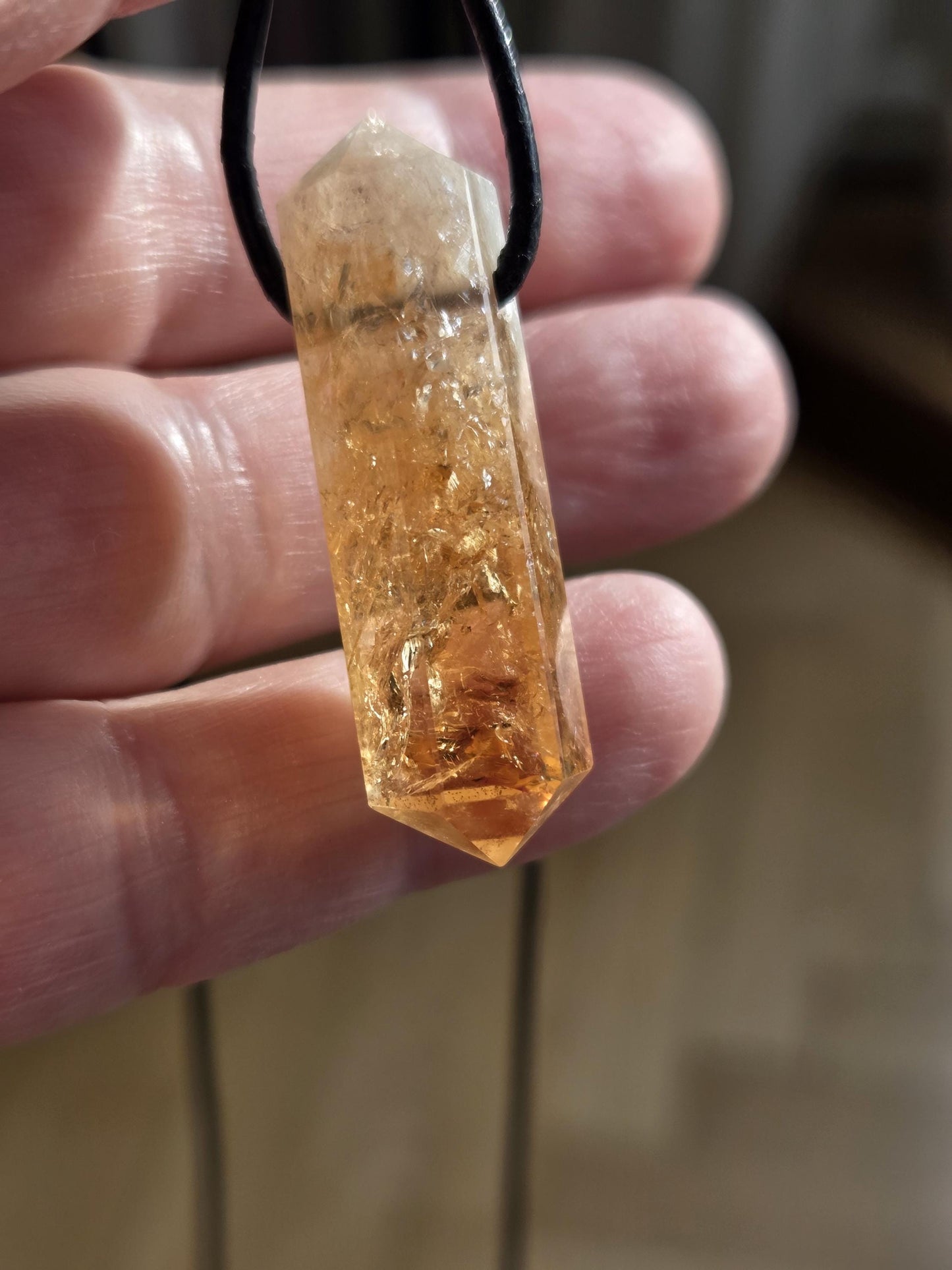 Citrin Kristall Spitze, Doppelender, golden healer, Anhänger, 40 x 11 x 12 mm, gebohrt, an verstellbarem Lederband