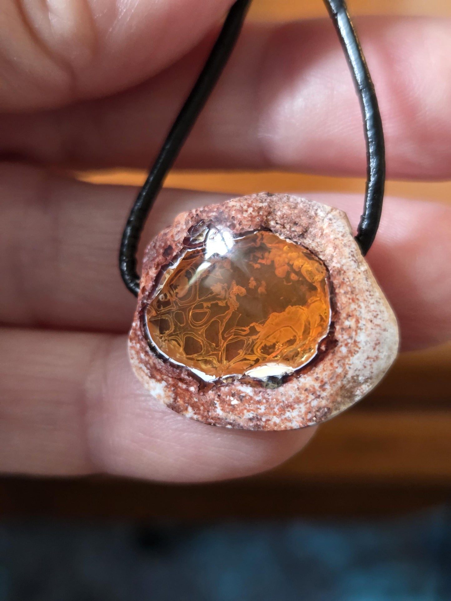 Extravaganter toller mexikanischer Feueropal Anhänger, 21 x 25 x 11 mm, gebohrt, an verstellbarem Lederband