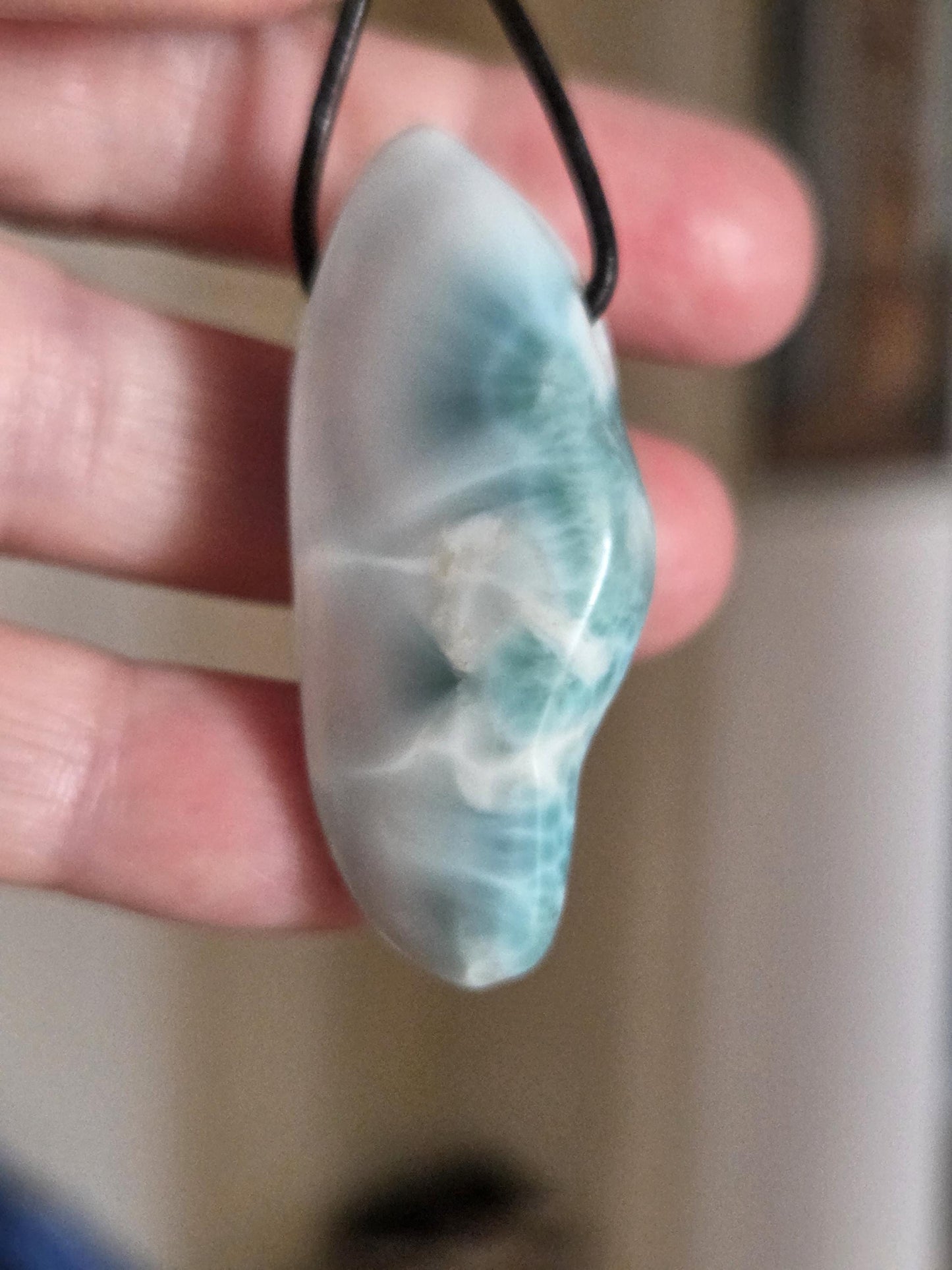 Durchscheinender Larimar Anhänger, Atlantis Stein 47 x 23 x 11 mm, gebohrt, Larimar gebohrt, an verstellbarem Lederband