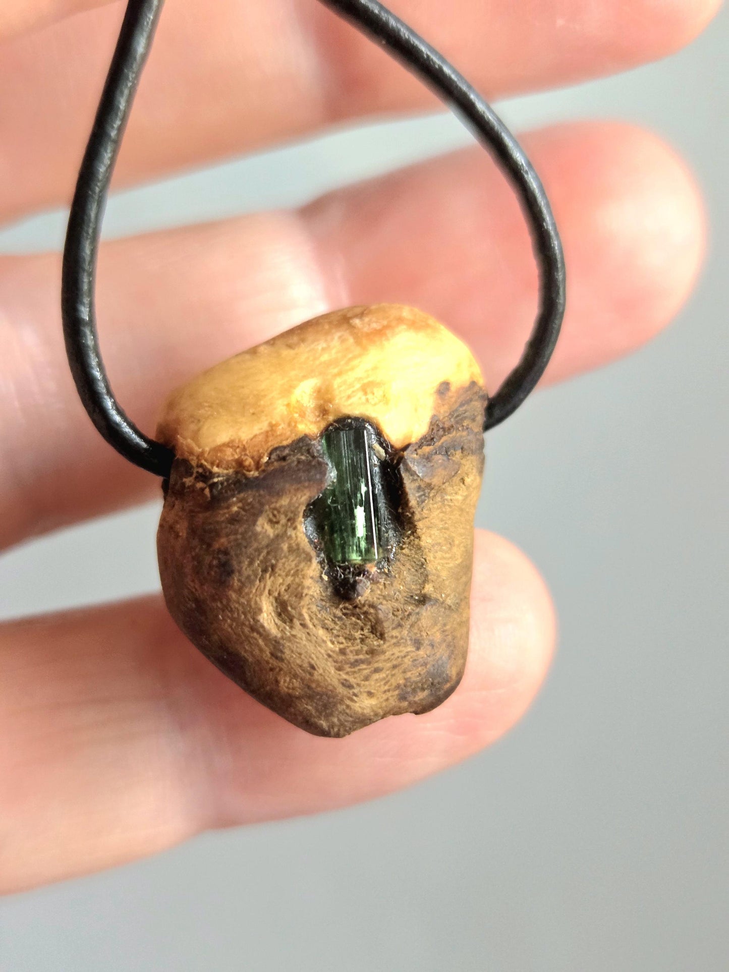 Baumperlen Anhänger der Buche mit Turmalin grün, Verdelith, Holz Anhänger mit Edelstein, 23 x 21 x 13 mm, an Lederband