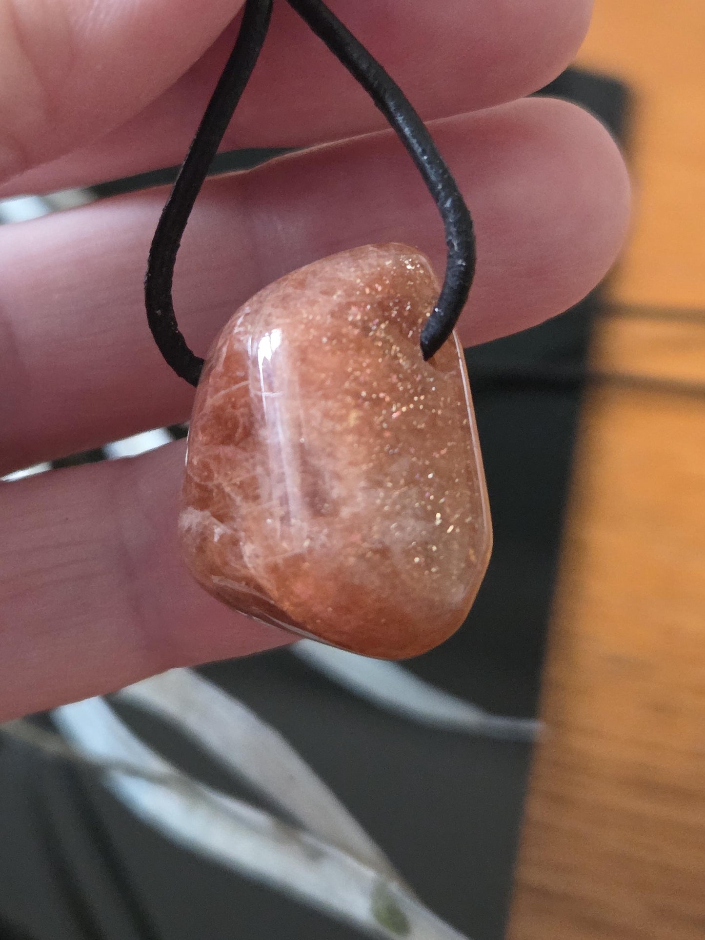 Glitzernder Sonnenstein, Anhänger, 24 x 19 x 16 mm, gebohrt, an verstellbarem Lederband