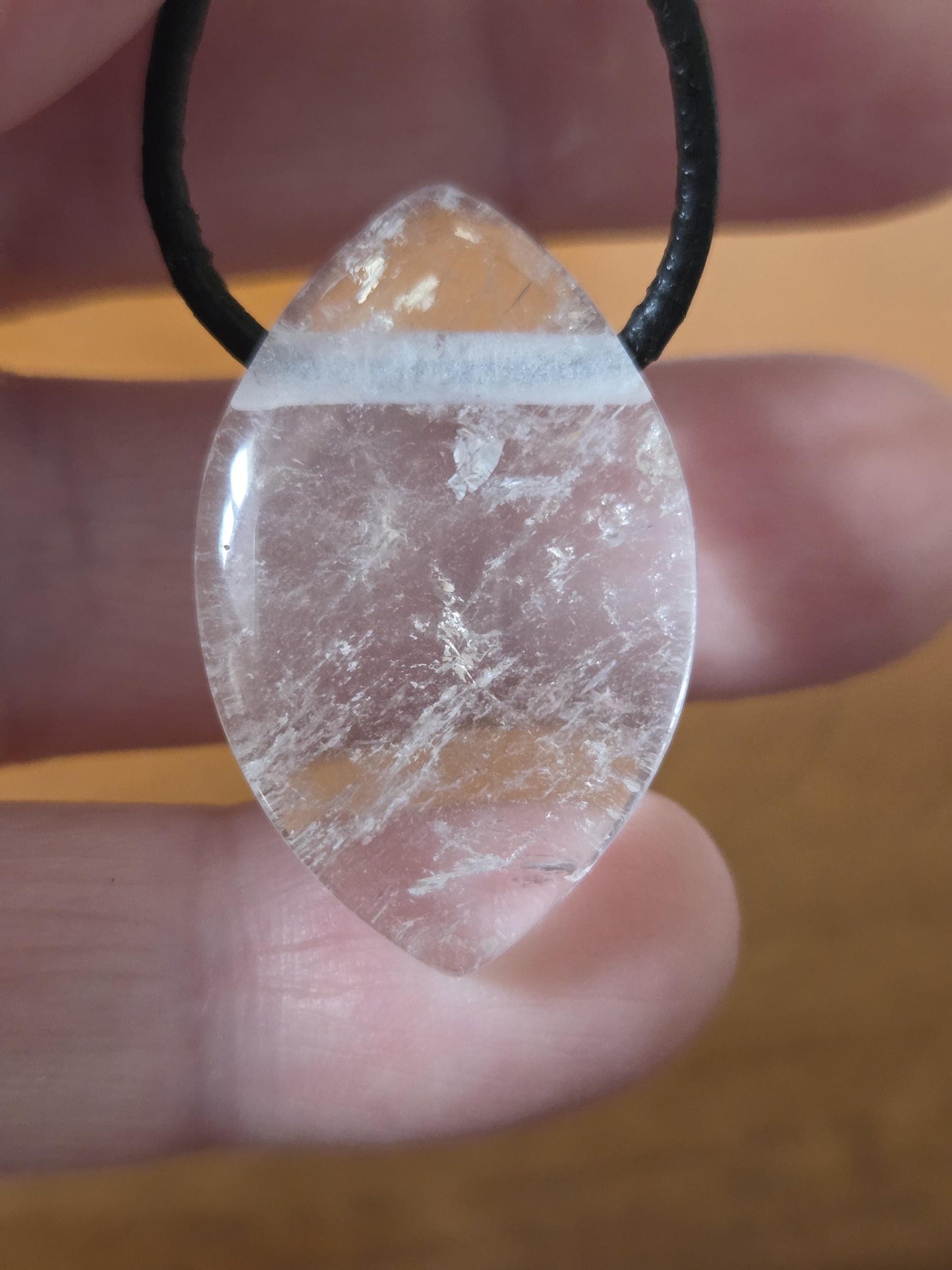 Bergkristall Navette förmiger Anhänger, "worry stone förmig", 30 x 18 x 6 mm, gebohrt, an verstellbarem Lederband