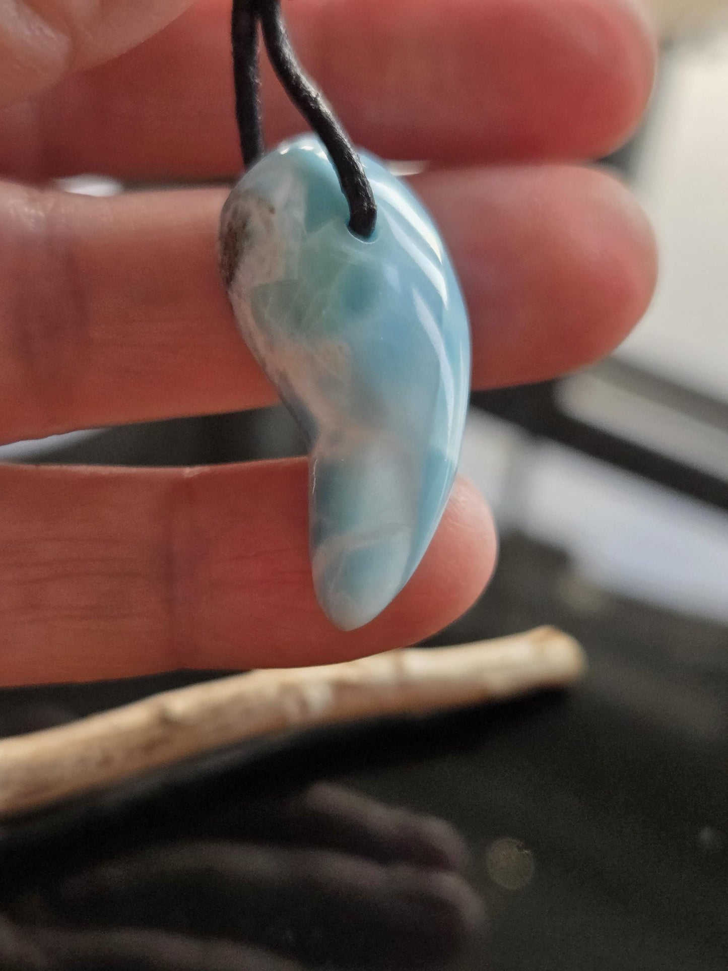 Feiner Larimar, Atlantis Stein Anhänger, 33 x 18 x 8 mm, gebohrt, Larimar Anhänger, gebohrt, an verstellbarem Lederband