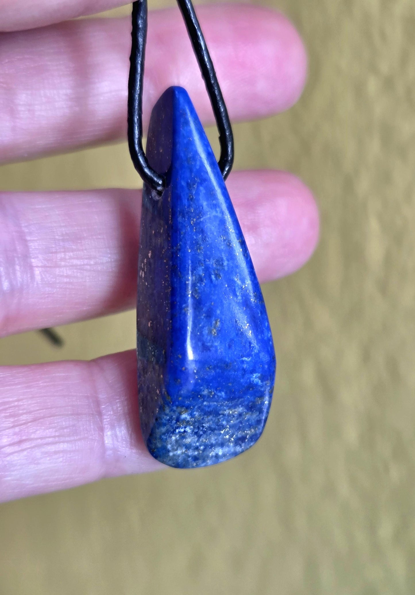 Lapislazuli Anhänger, Stein der Engel, 43 x 15 x 9 mm, gebohrt, an verstellbarem Lederband