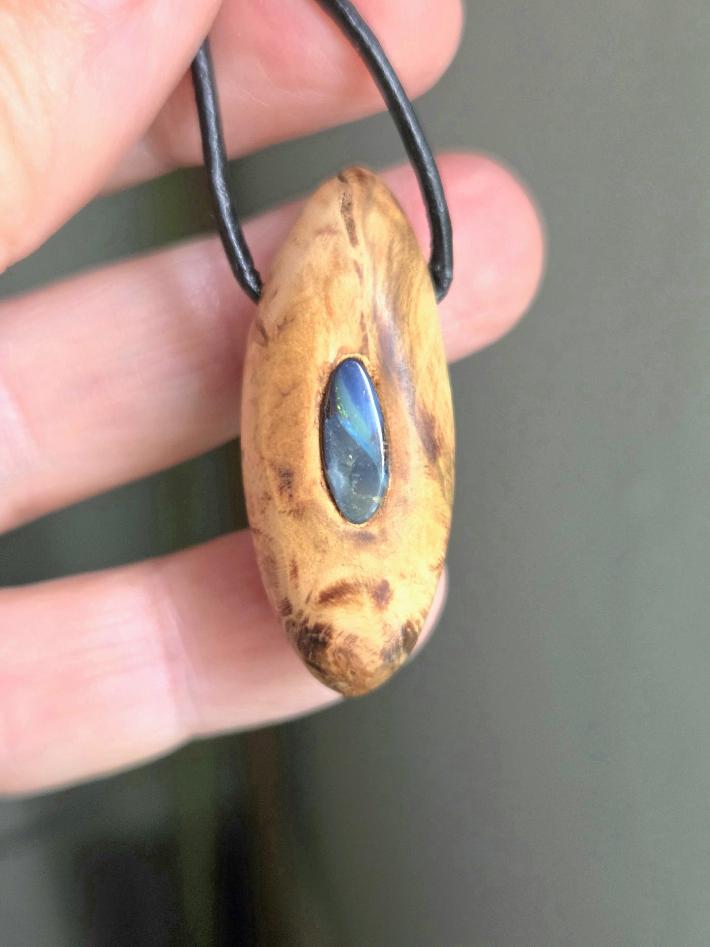 Baumperlen Anhänger der Eiche mit Boulder Opal, Holz Anhänger mit Edelstein, 37 x 16 x 15 mm, an verstellbarem Lederband