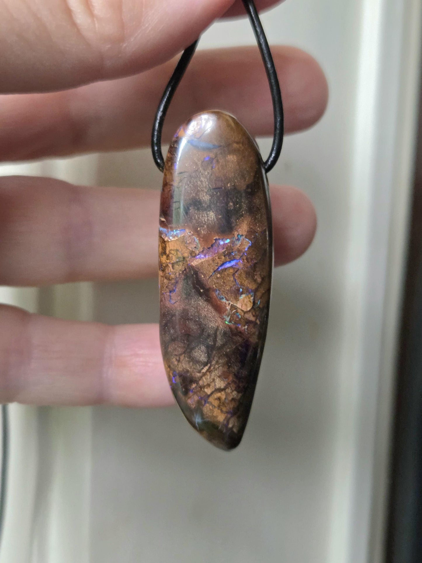 Großer Boulder Opal, Boulderopal Anhänger, "Indian Summer", 54 x 18 x 9 mm, gebohrt, an verstellbarem Lederband, beidseitig tragbar