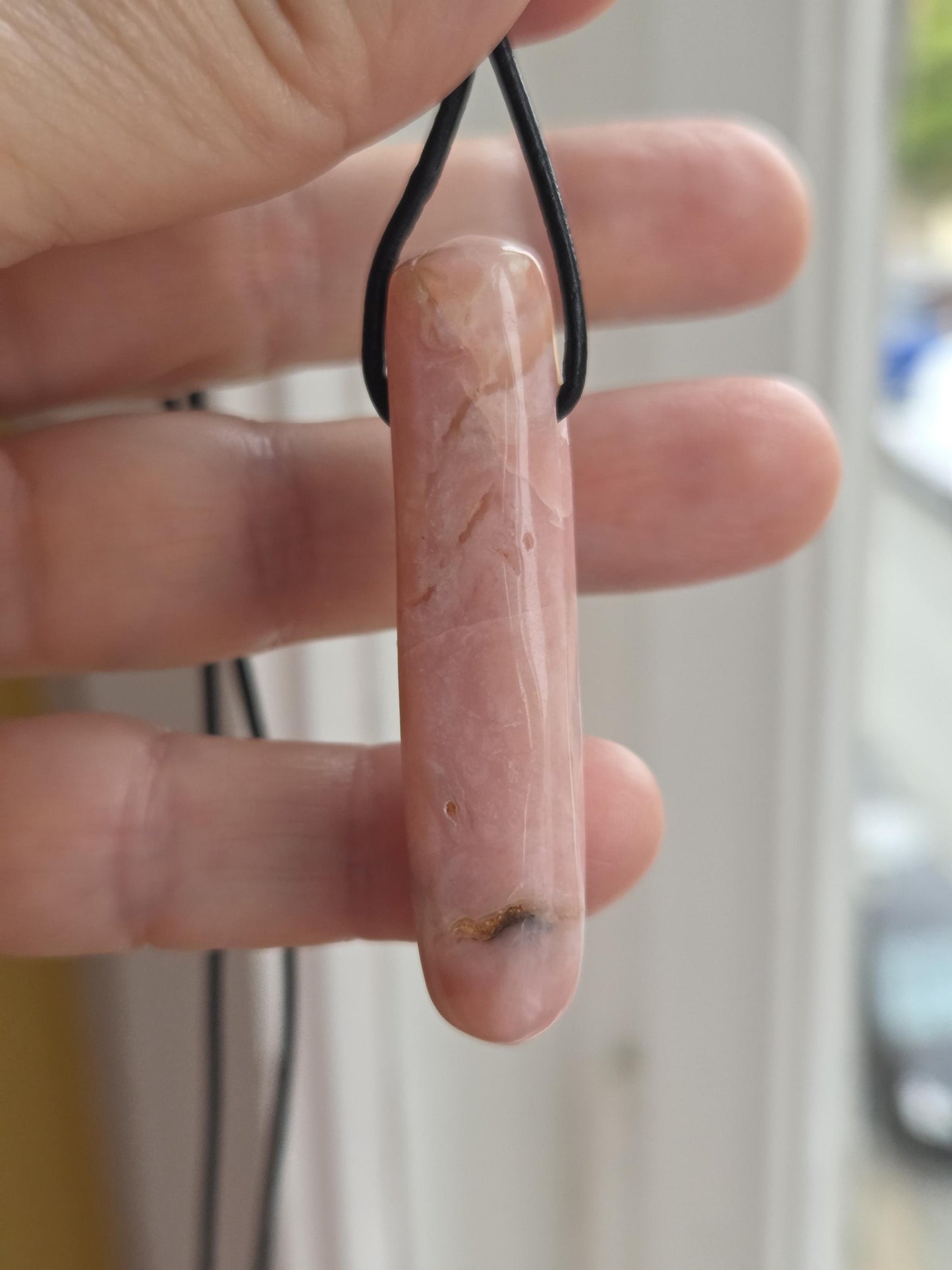 Opal aus Peru rosa Andenopal Anhänger, 53 x 12 x 11 mm, gebohrt, an verstellbarem Lederband, rosa Opal, pink Opal Peru