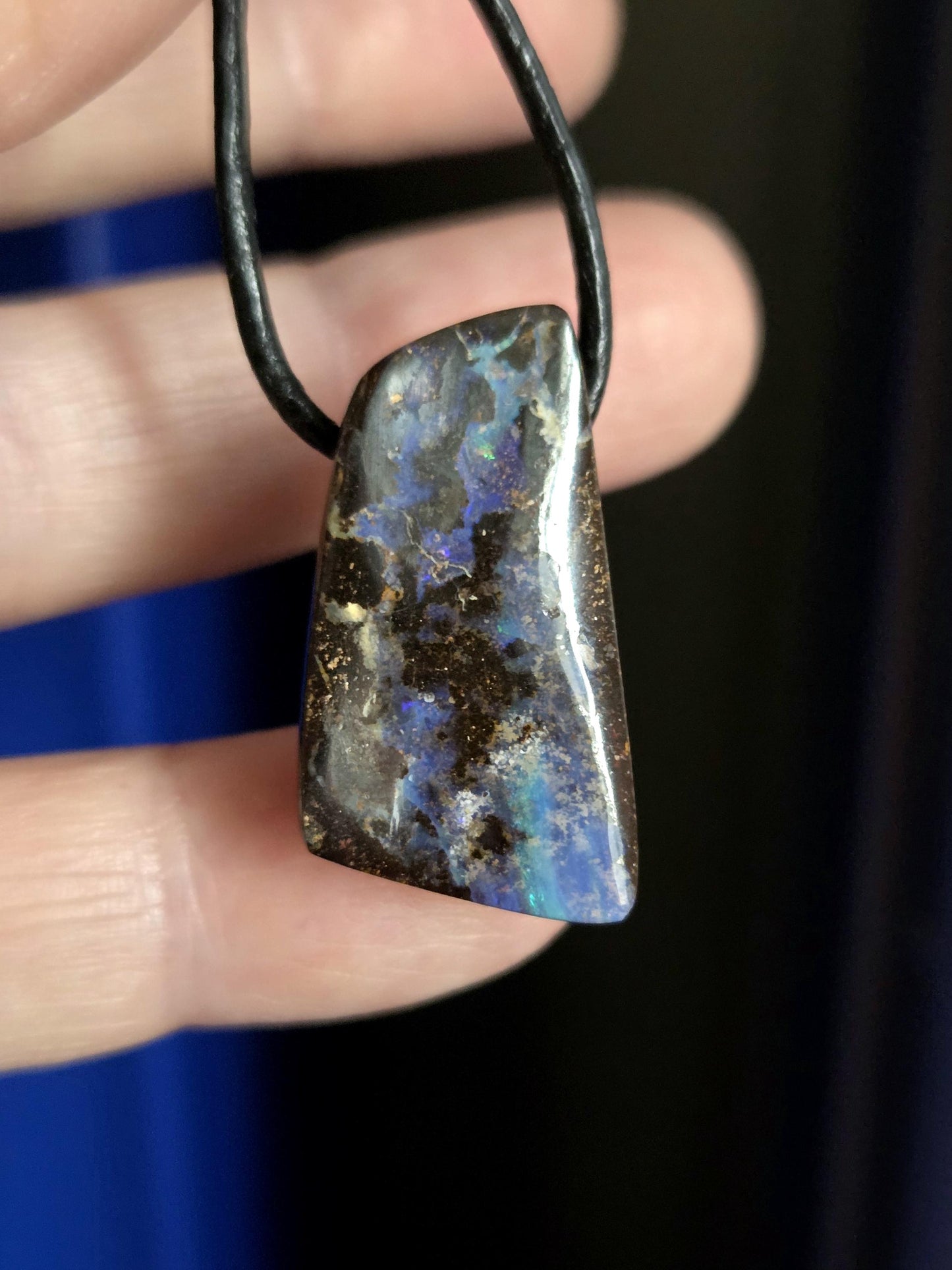 Boulder Opal, Boulderopal Anhänger, "Atlantis Miracle", 28 x 16 x 10 mm, gebohrt, an verstellbarem Lederband