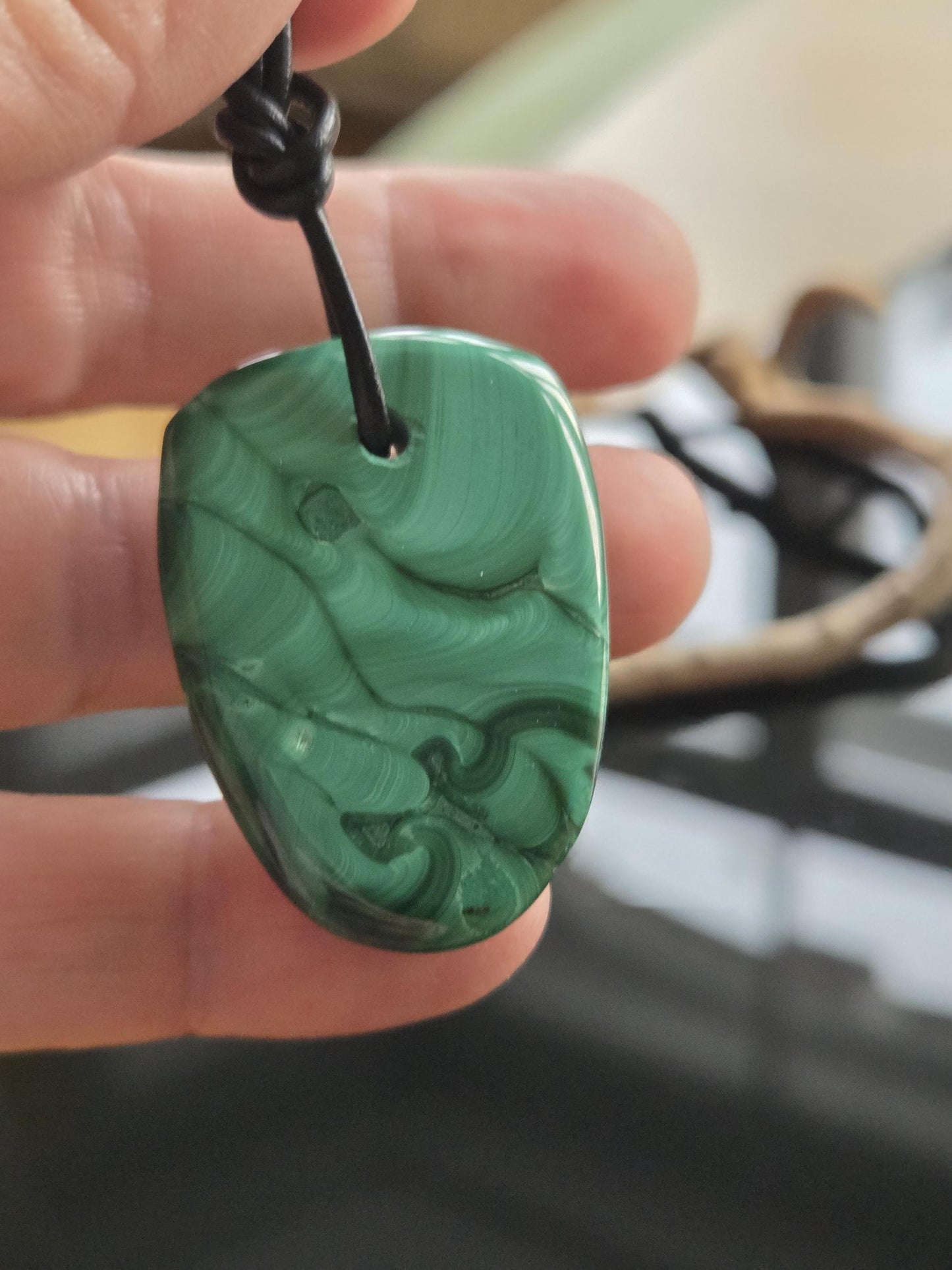 Malachit Anhänger, gebohrt, am Lederband, 38 x 27 x 5 mm, gebohrt, an verstellbarem Lederband