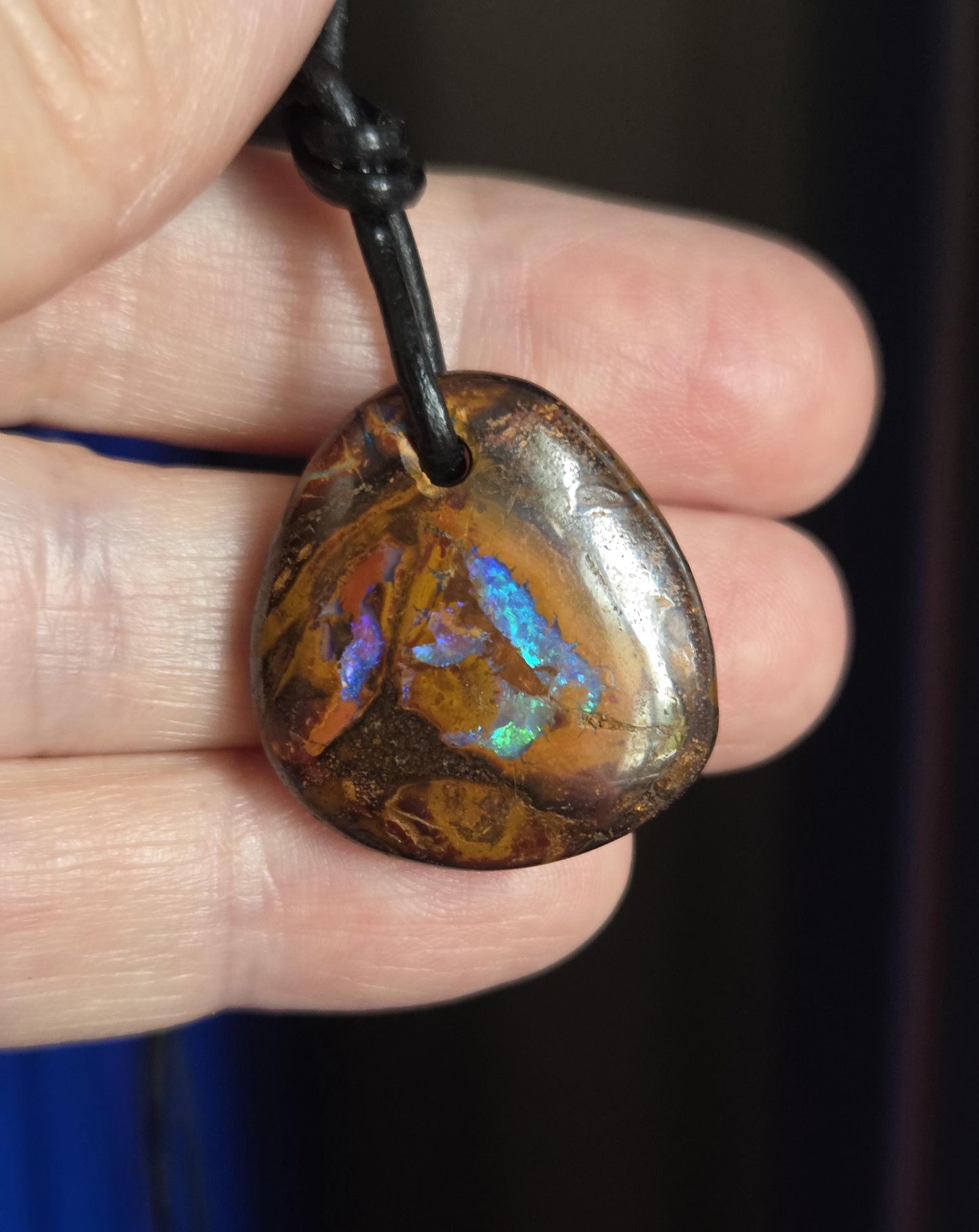 Boulder Opal, Boulderopal Anhänger mit flashfire, "Green and Blue", 25 x 23 x 7 mm, gebohrt, an verstellbarem Lederband
