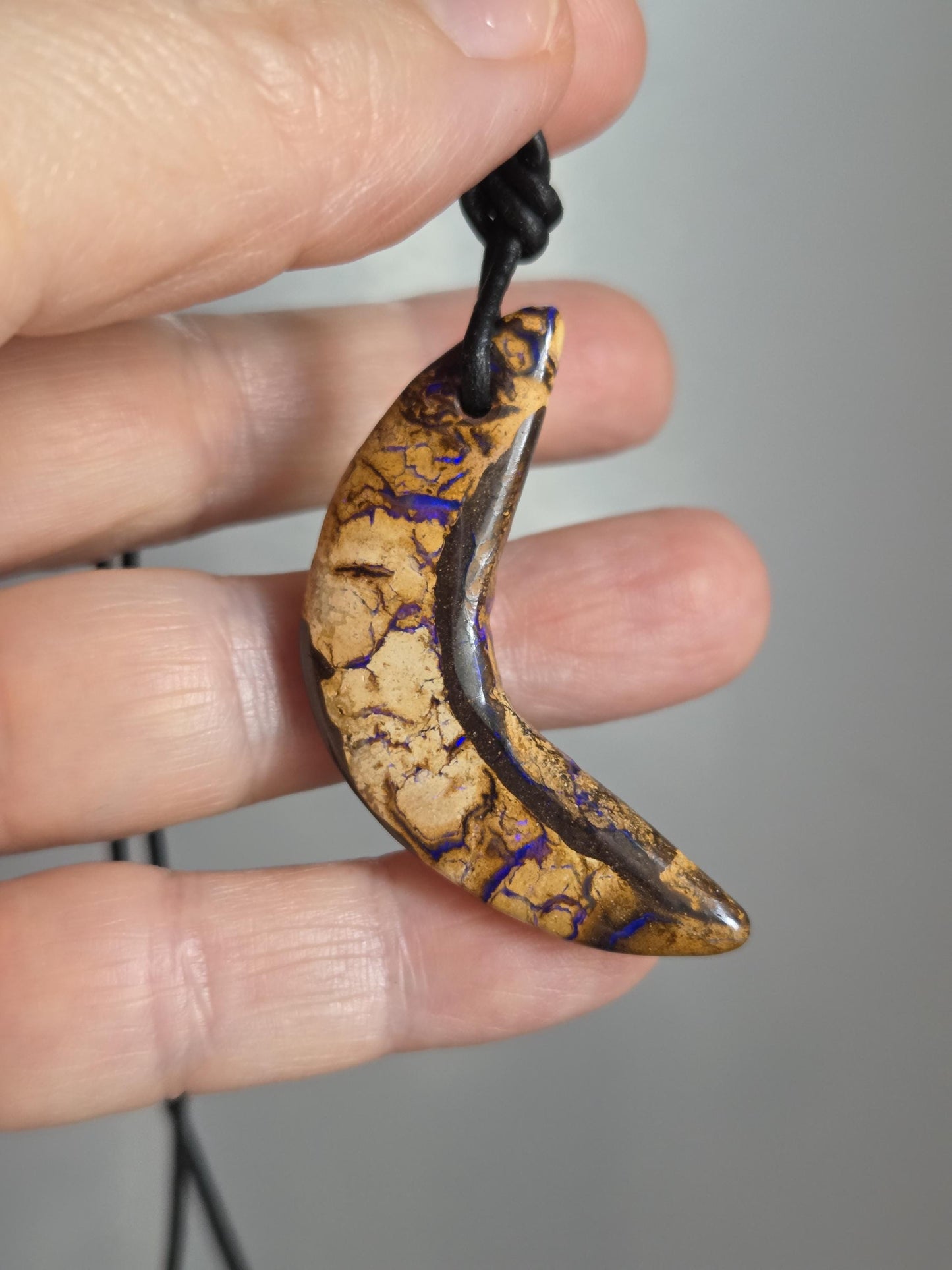 Boulder Opal, Boulderopal Anhänger, "Lila Bumerang", 46 x 15 x 7 mm, gebohrt, an verstellbarem Lederband