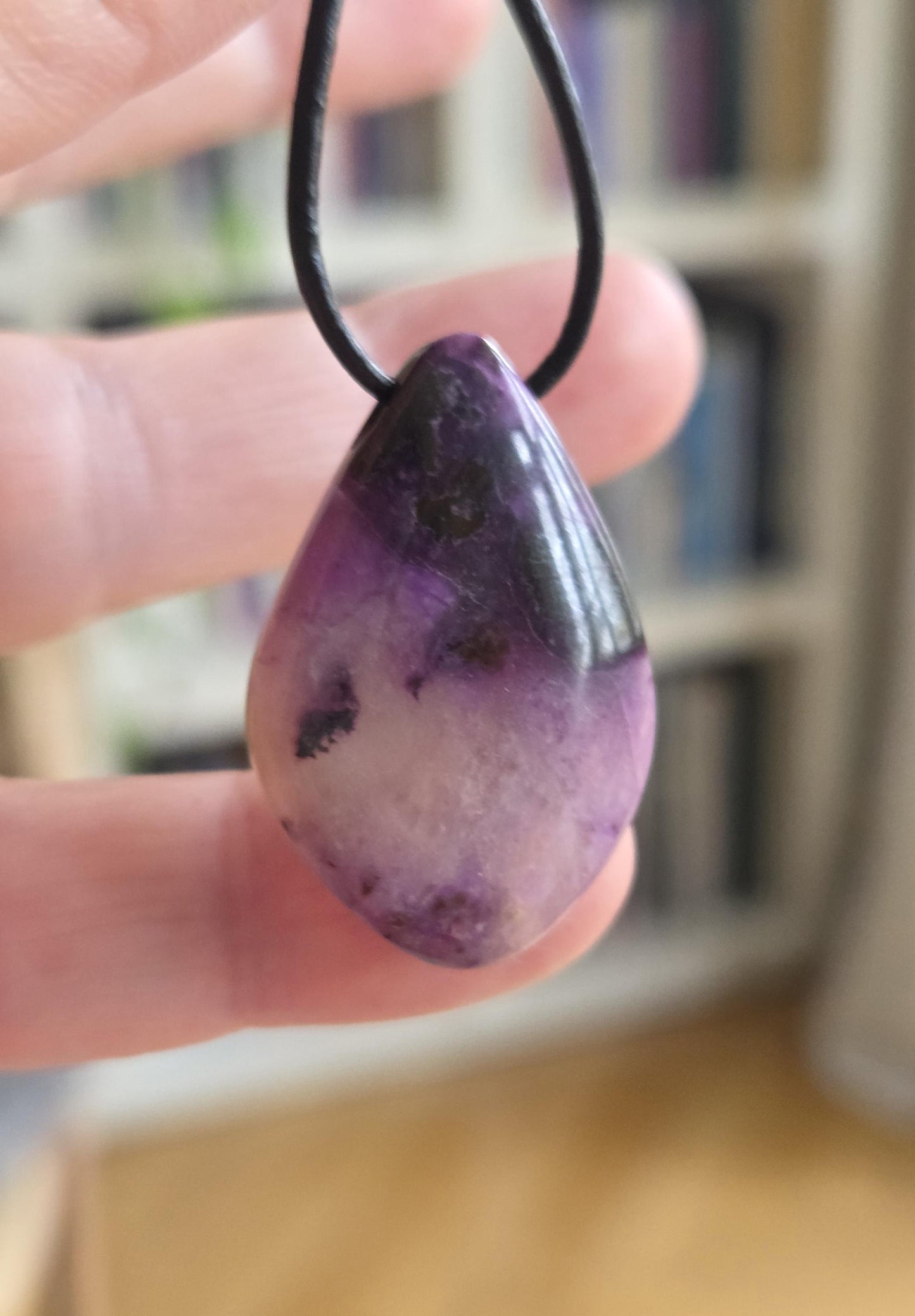 Sugilith Gelsugilith Gel Sugilith Anhänger, 33 x 22 x 5 mm, gebohrt, an verstellbarem Lederband