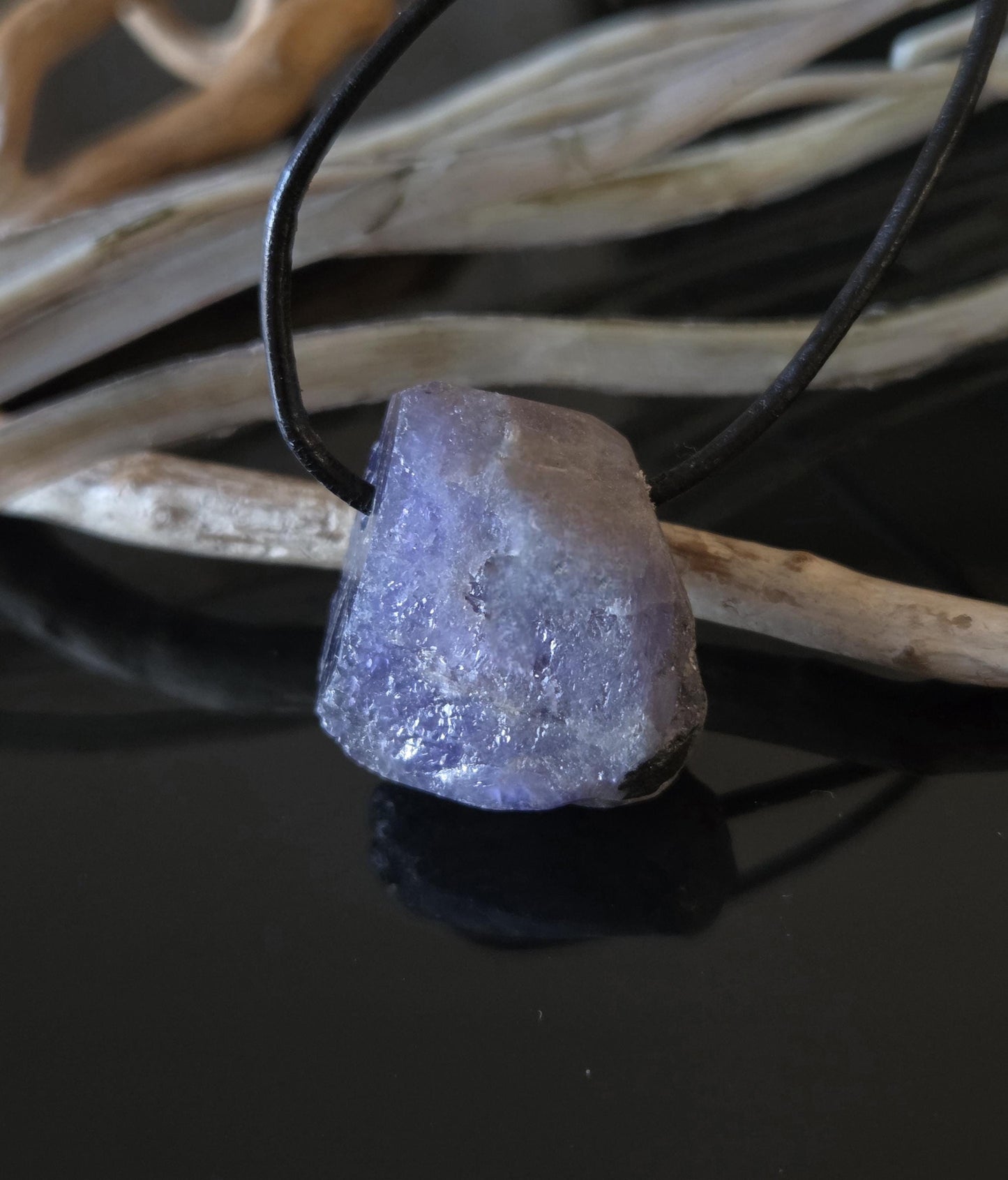 Magischer seltener Tansanit, Tanzanit Rohstein Anhänger Kristall , 23 x 25 x 15 mm, gebohrt an verstellbarem Lederband