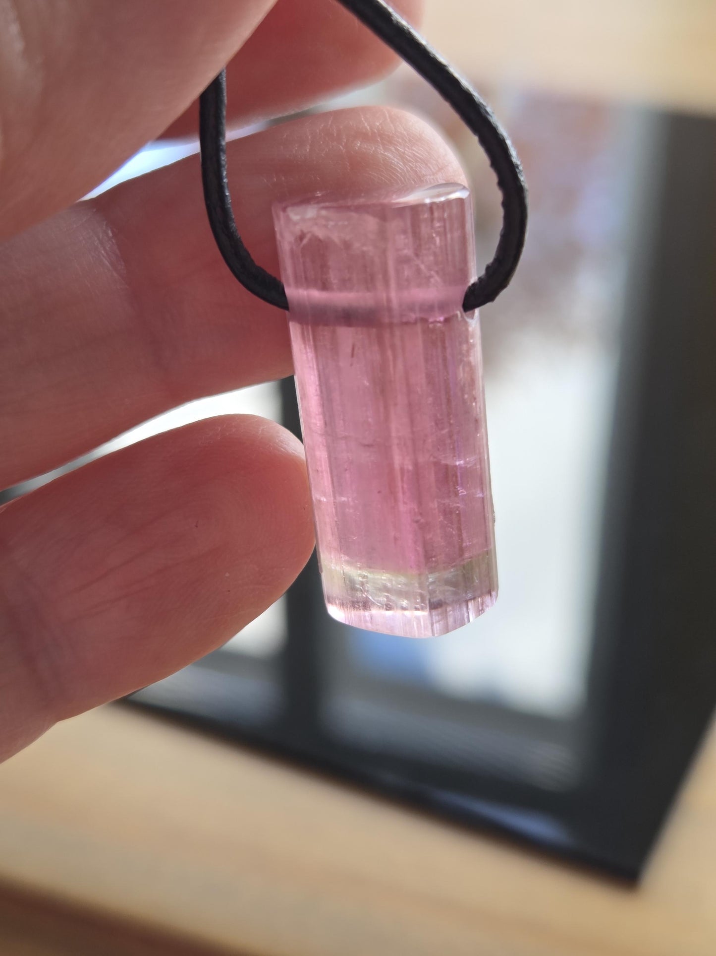 Großer hübscher Bicolor Rubellit Turmalin pink rot, mit einem Hauch von grün, Rohstein Stäbchen Anhänger, gebohrt, an verstellbarem Lederb