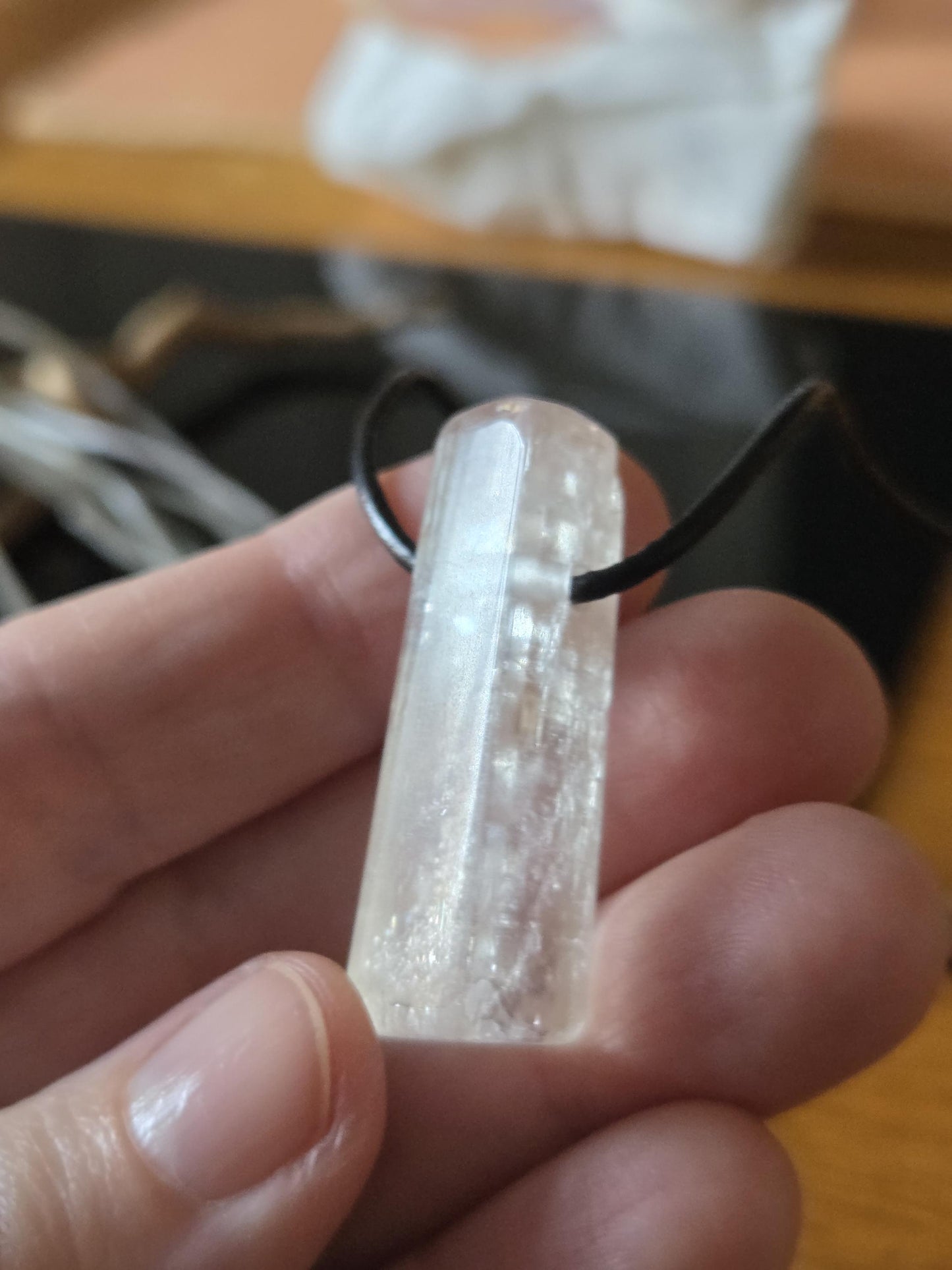 Weißer Kunzit Spodumen Kristall Stäbchen Anhänger, 37 x 11 x 11 mm, gebohrt, an verstellbarem Lederband