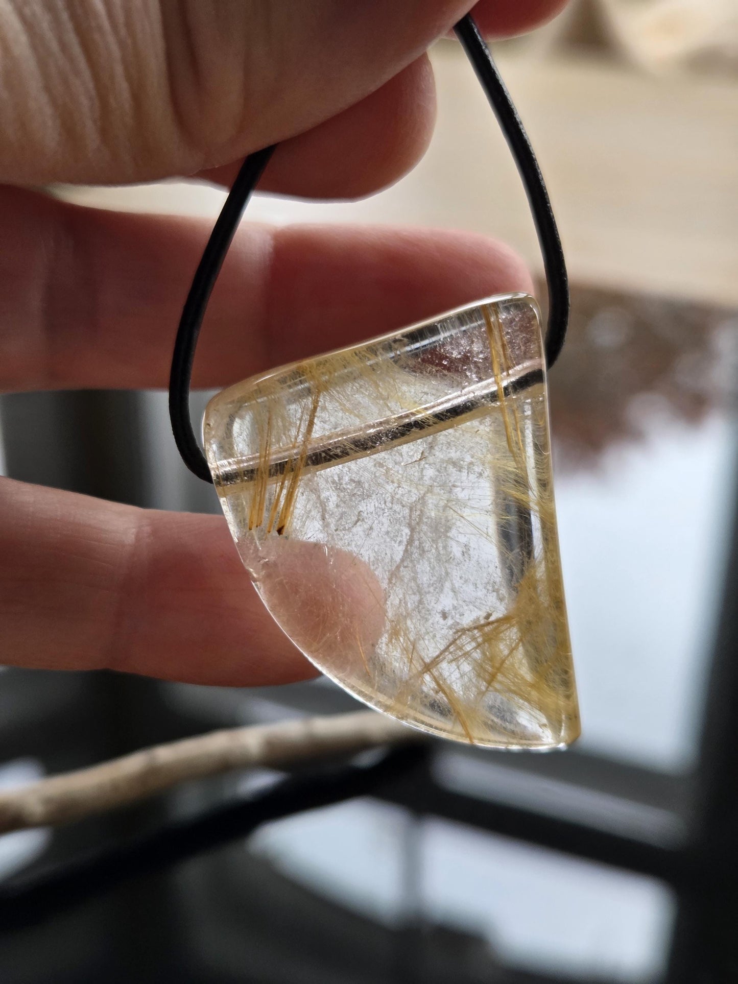 Gold Rutil Quarz Goldrutilquarz Anhänger, 39 x 29 x 10 mm, an verstellbarem Lederband, Hochwertige Qualität Brasilien