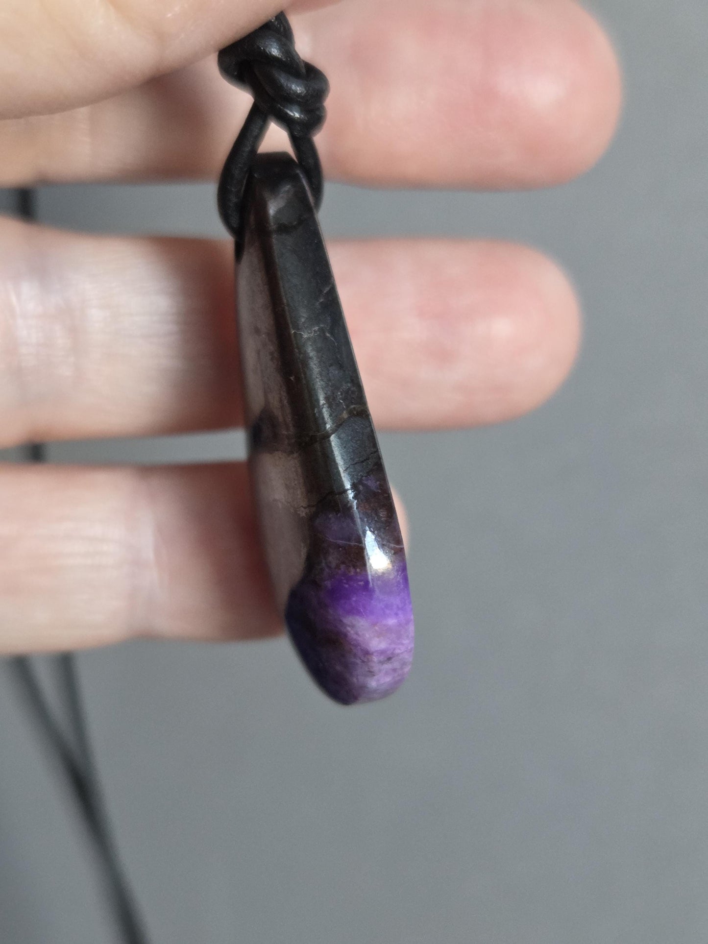 Magischer Sugilith Anhänger tropfenförmig, 39 x 23 x 7 mm, gebohrt, an verstellbarem Lederband