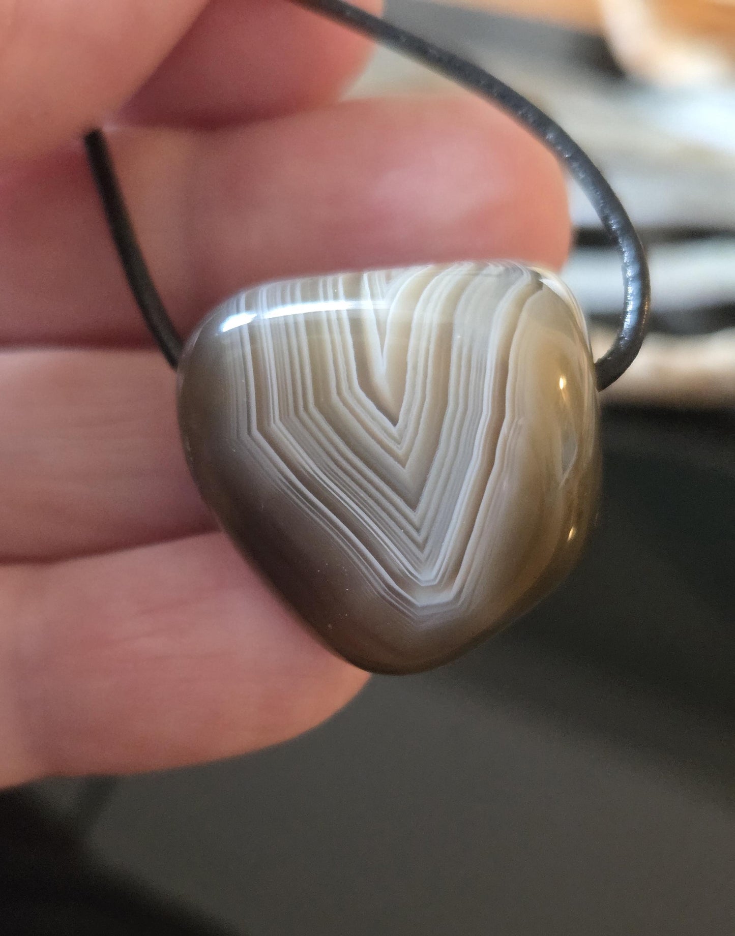 Hübscher Botswana Achat, Anhänger 24 x 24 x 16 mm, gebohrt, an verstellbarem Lederband