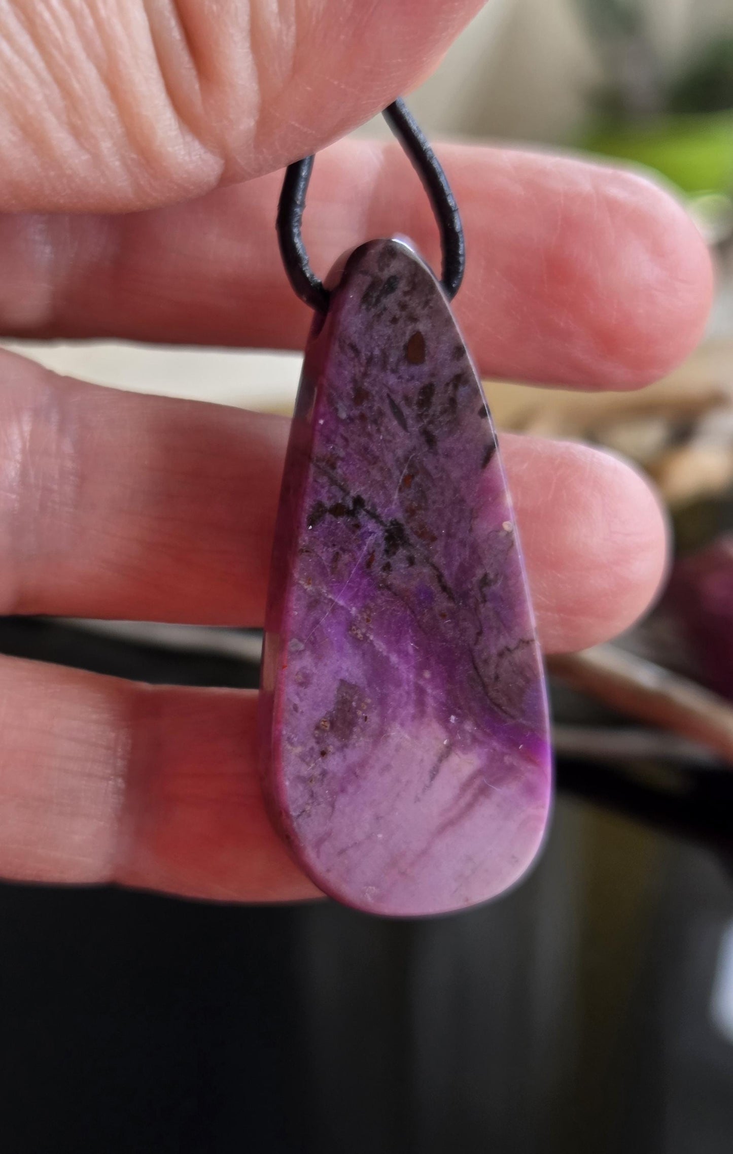 Hübscher seltener Sugilith Anhänger tropfenförmig, 44 x 19 x 8 mm, gebohrt, an verstellbarem Lederband