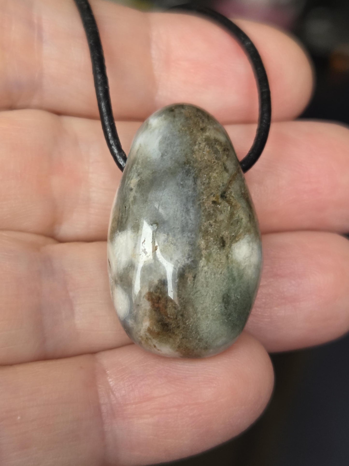 Ozean Jaspis, Ocean Jasper, Ozeanjaspis Anhänger, 33 x 18 x 11 mm, gebohrt, an verstellbarem Lederband