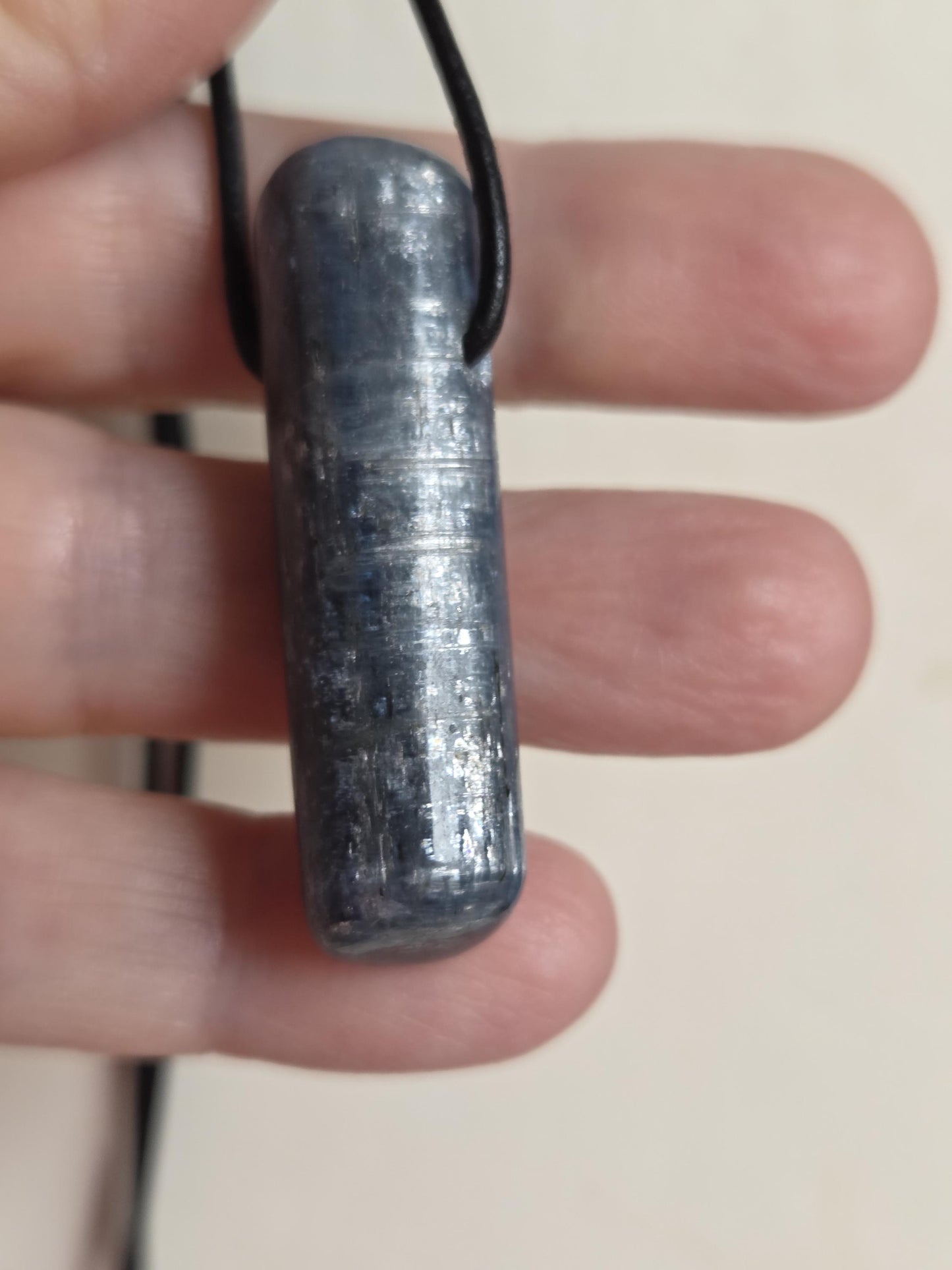 Kyanit Anhänger Stäbchen Kyanit Dysthen, gebohrt, 44 x 12 x 12 mm, an verstellbarem Lederband, kyanite