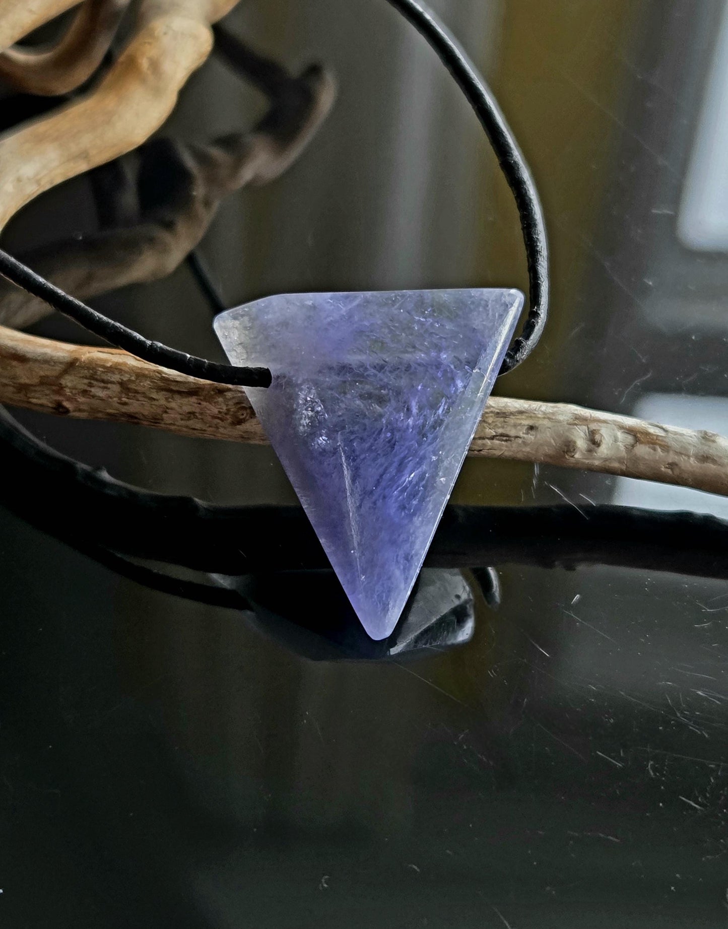 Hochwertiger Tansanit Anhänger Kilimandscharo, Anhänger Kristall Anhänger, 30 x 26 x 10 mm, gebohrt an verstellbarem Lederband